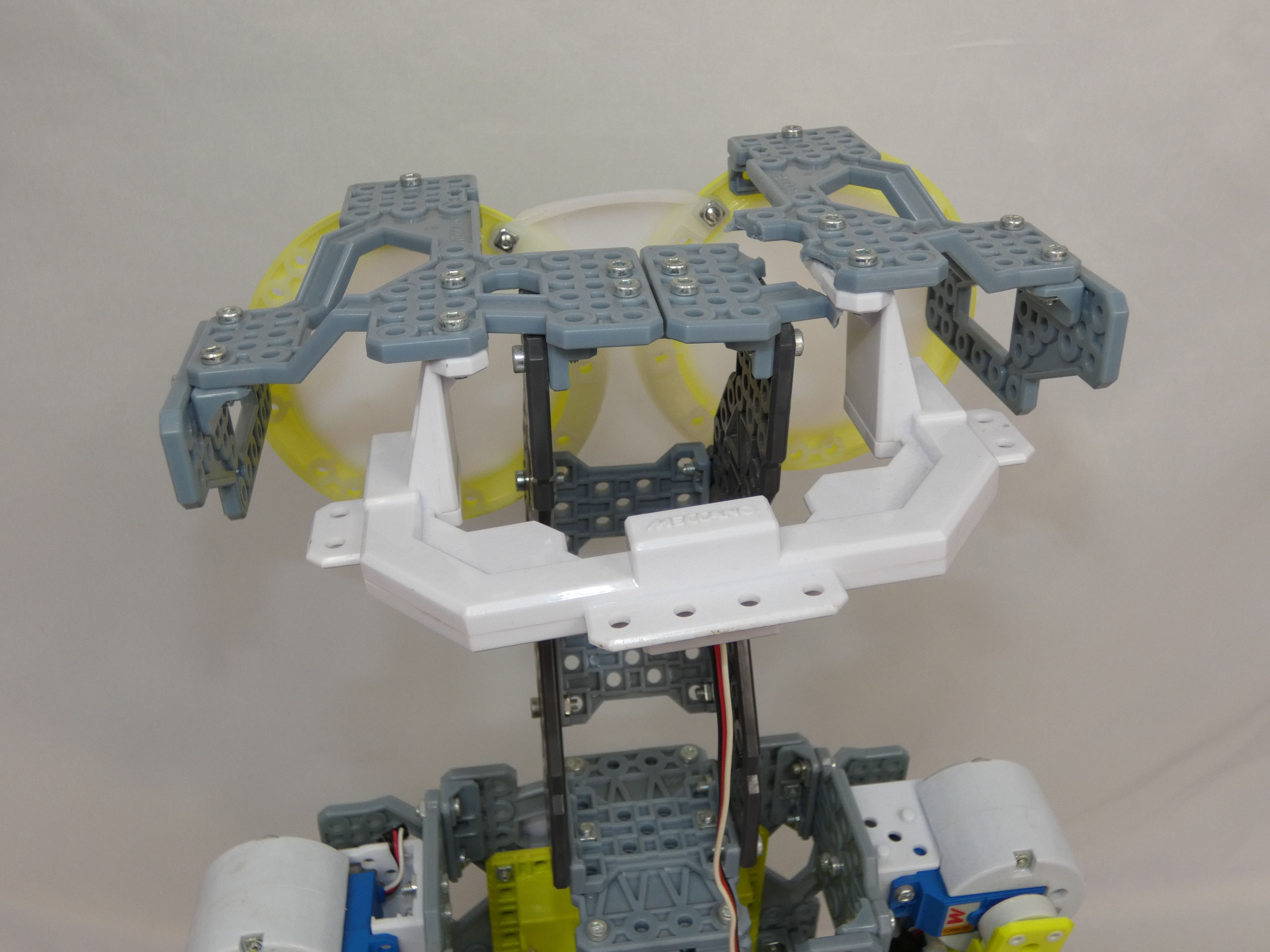 Voir photo 13 de Robot interactif Meccanoid G15 de chez MECCANO TECH Robot interactif Meccanoid G15 de chez MECCANO TECH Bon état - Vue 13 -
