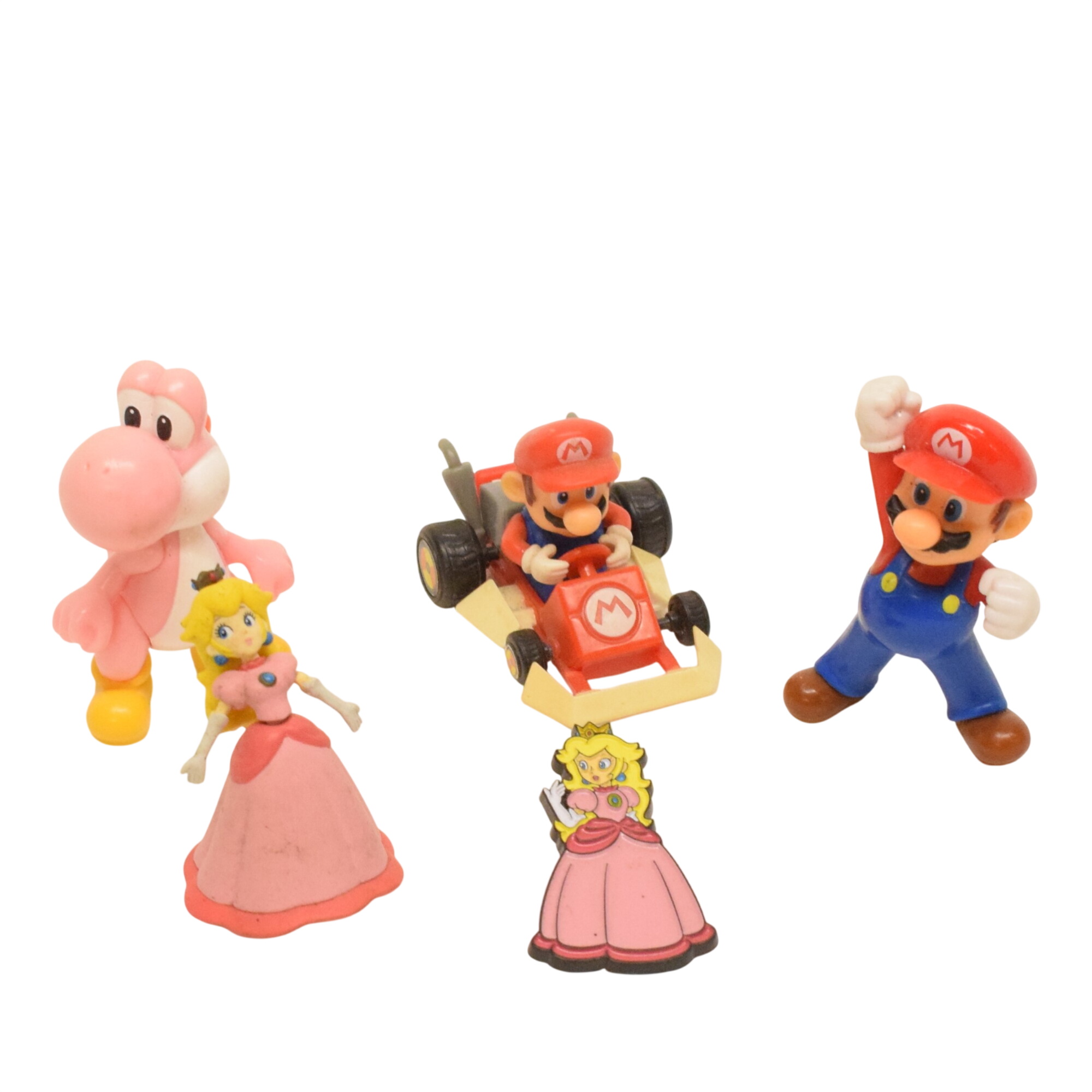 Lot de quatre figurines et un gros pin's univers Mario Nintendo Bon état -  reconditionné disponible sur Label Emmaüs