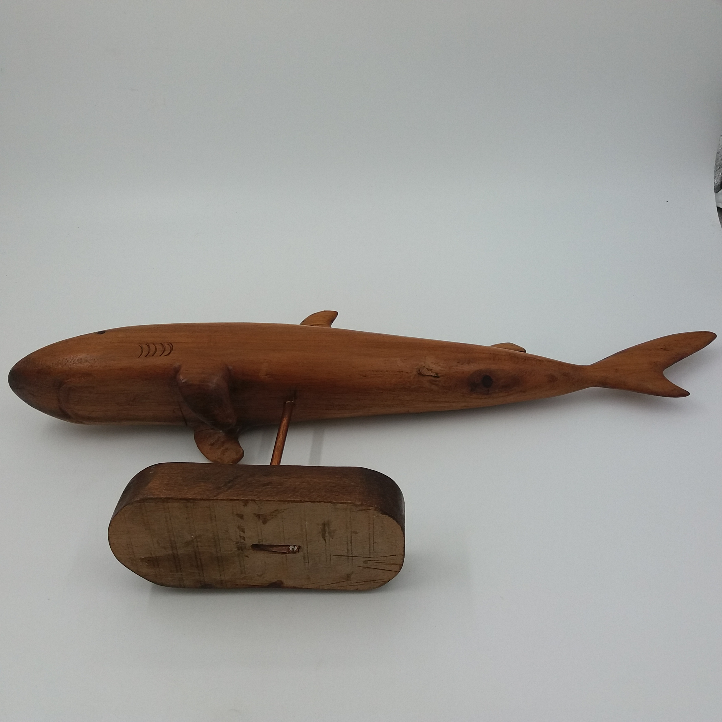 Grande et belle sculpture de requin en bois sur socle - Photo 2