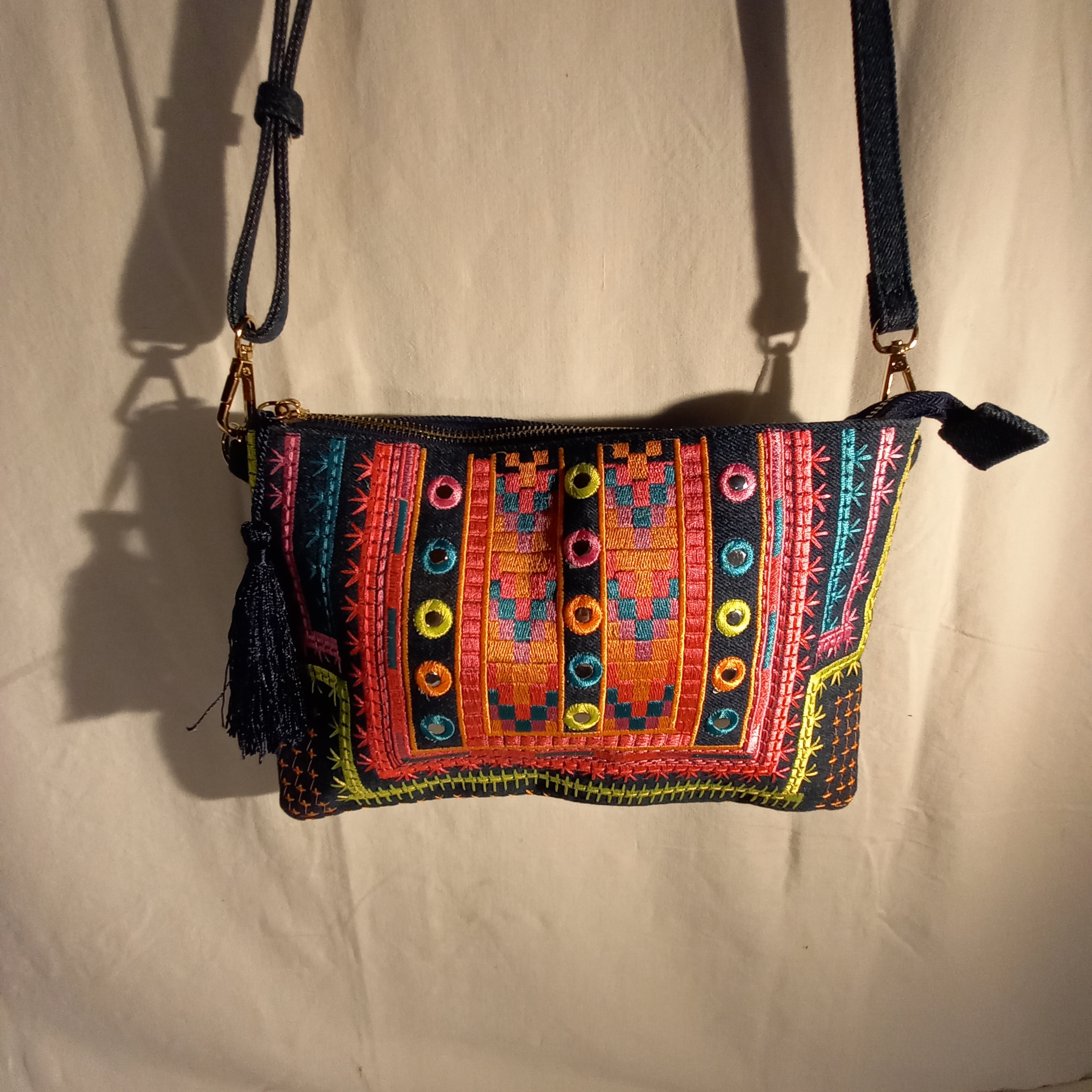 Sac tissu & broderies ethnique à franges et perles - Photo 1