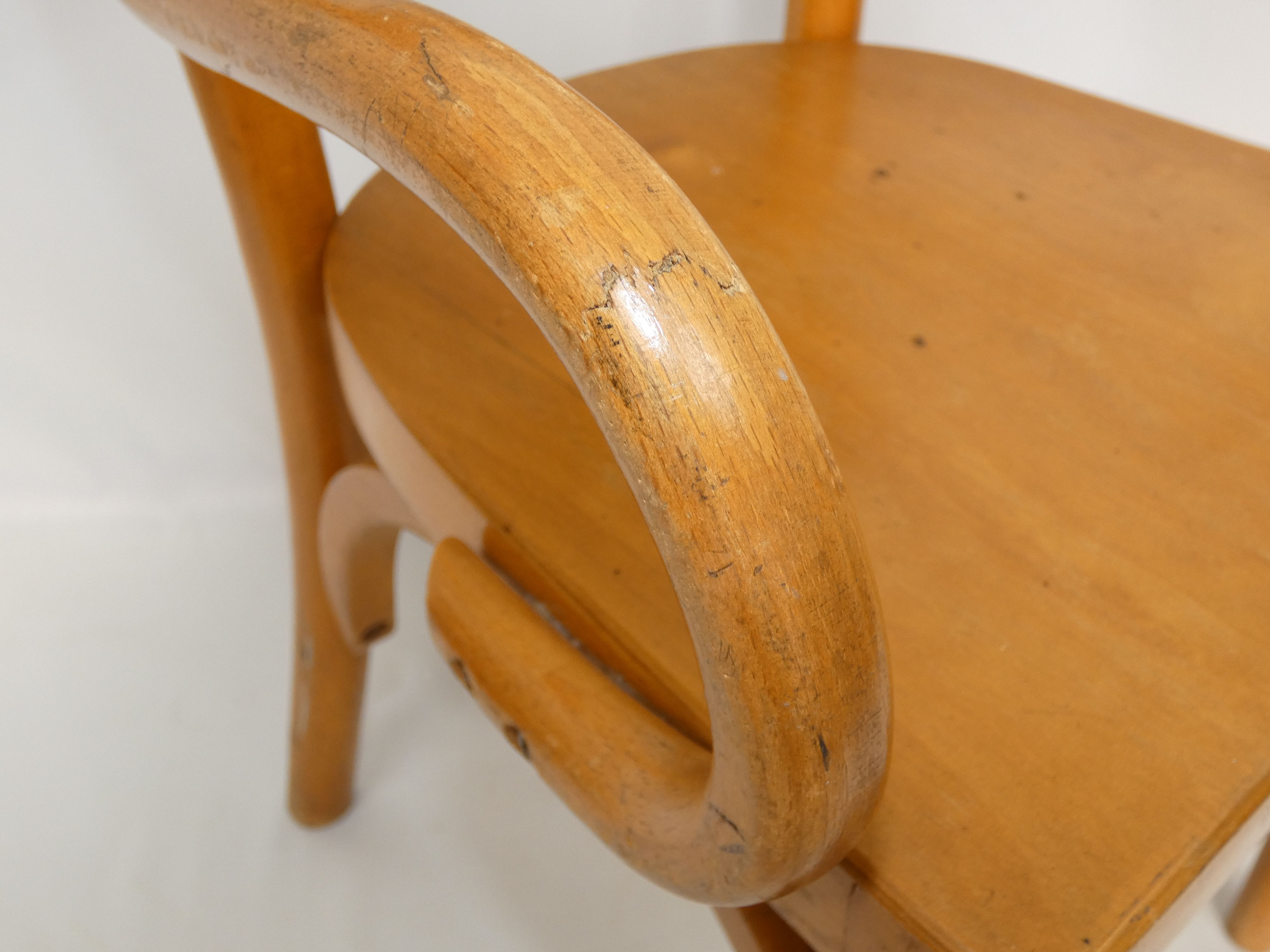 Chaise enfant en bois avec accoudoirs de marque BAUMANN - Photo 3