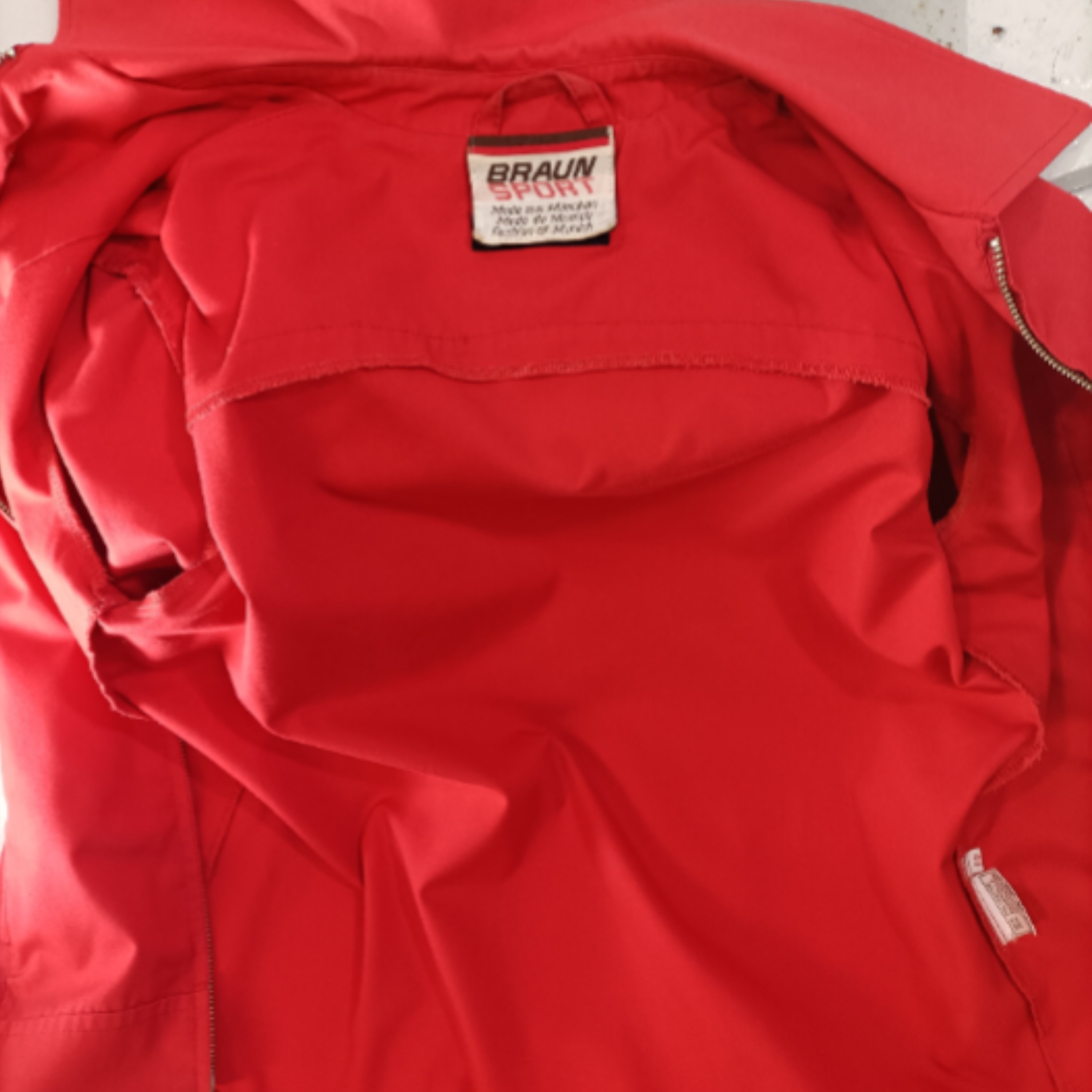 Voir photo 10 de Veste rouge vintage Braun Sport femme taille 40 coton polyester zip argenté Veste rouge vintage Braun Sport femme taille 40 coton polyester zip argenté Bon état - Vue 10 -