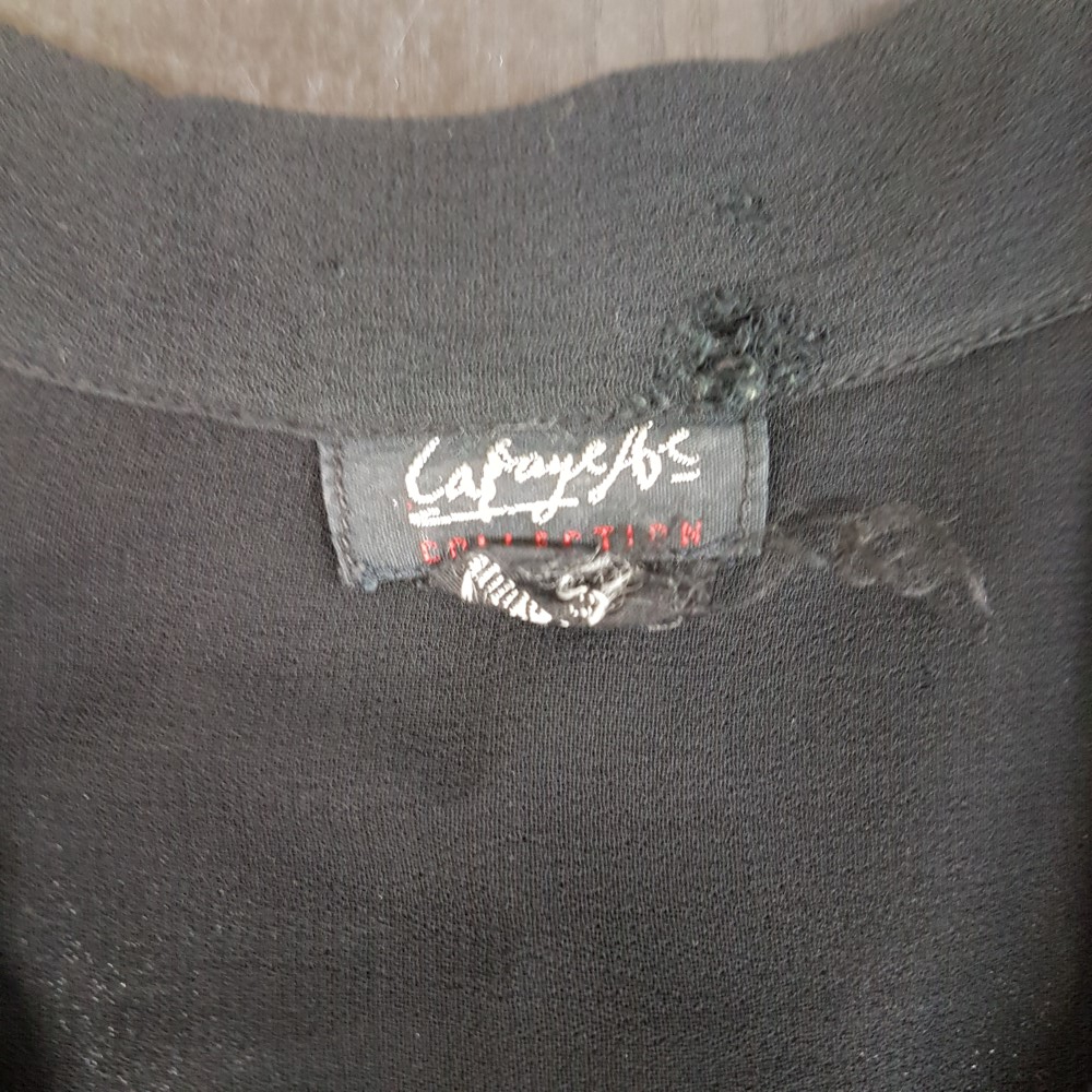 Voir photo 4 de Chemisier noir brodé de fleurs - LAFAYETTE COLLECTION - Taille 2 estimée Chemisier noir brodé de fleurs - LAFAYETTE COLLECTION - Taille 2 estimée Très bon état - Vue 4 -