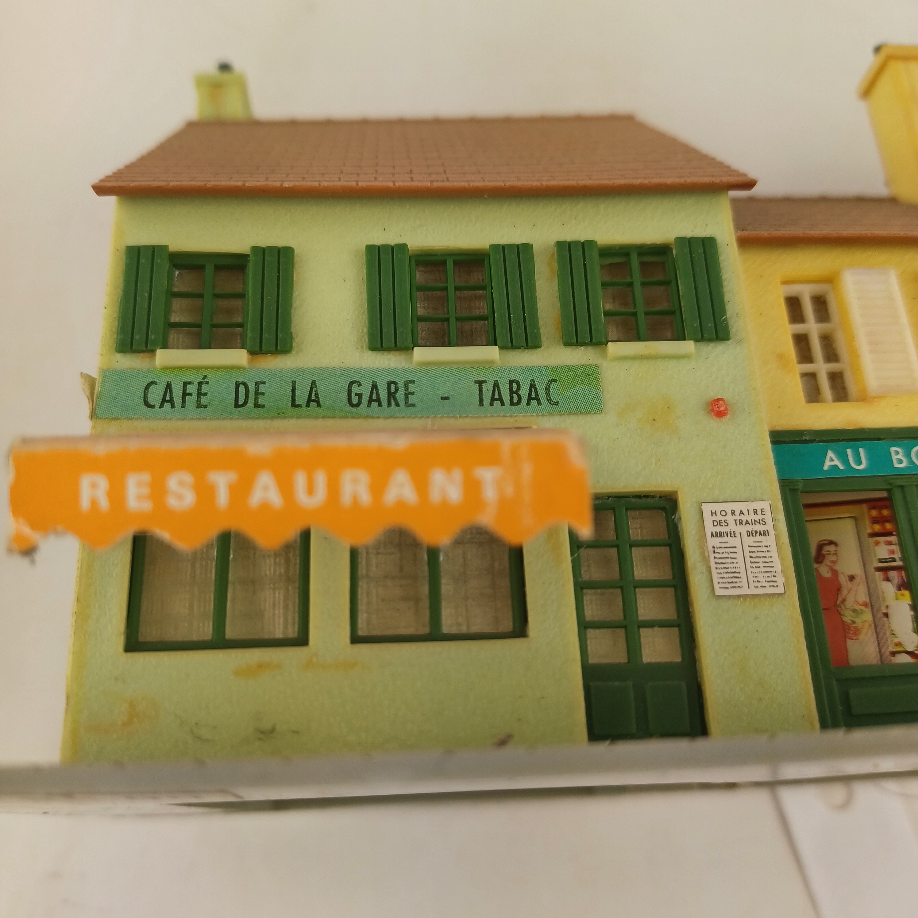 Voir photo 6 de Maquette de modélisme de trois commerces, café de la gare, tabac et restaurant, épicerieau bon beurre et boucherie Sansos de 16x10x10 cm Maquette de modélisme de trois commerces, café de la gare, tabac et restaurant, épicerieau bon beurre et boucherie Sansos de 16x10x10 cm Très bon état - Vue 6 -