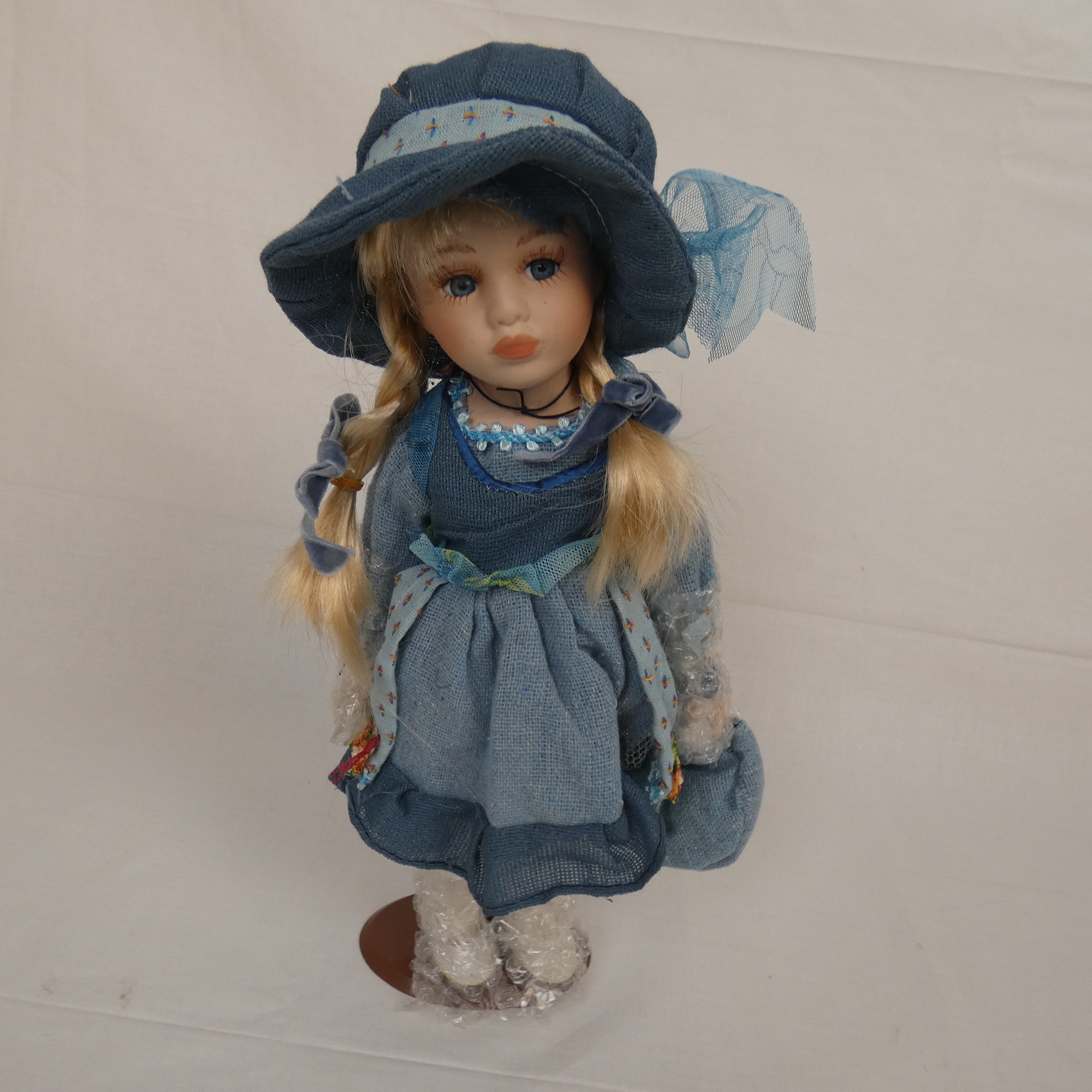 Poupée Féminine Vintage  Très bon état -  reconditionné disponible sur Label Emmaüs
