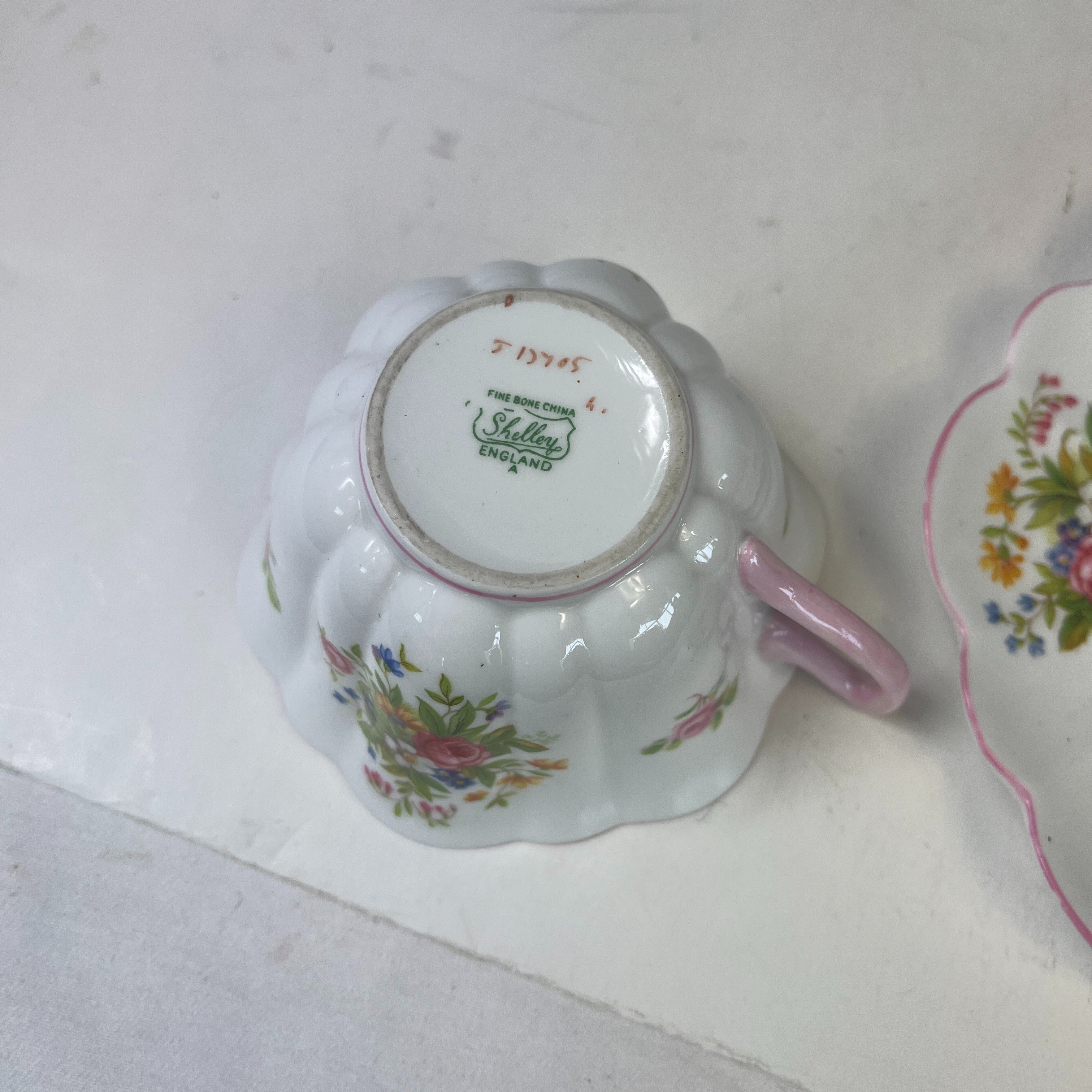 TASSE A THE ET SOUCOUPE SHELLEY - ANGLAISE - FINE BONE CHINA * Bon état - Vue 3 - 