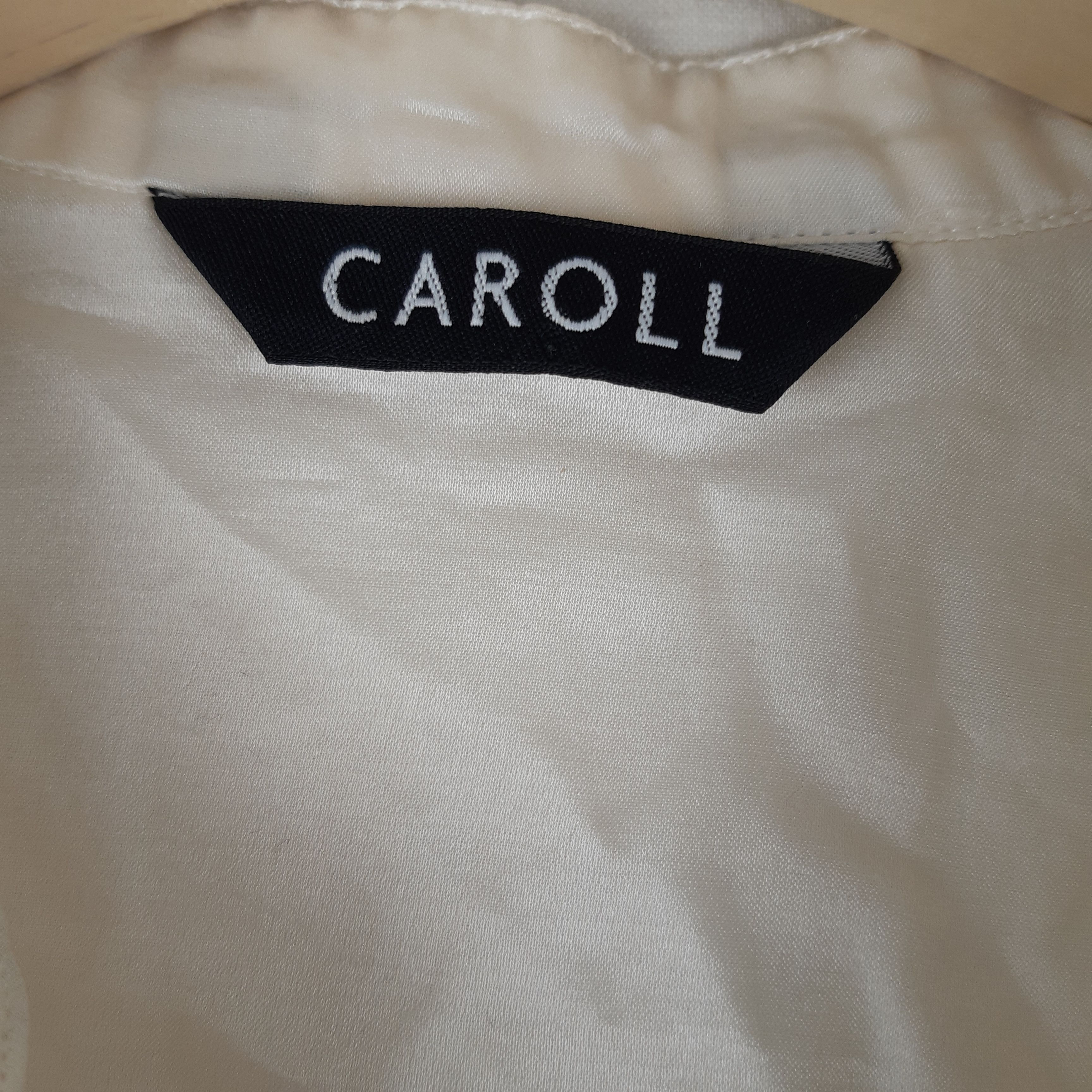 Voir photo 7 de Caroll - Blouse ivoire satinée soie avec dentelle - Taille 46 mesures Carrure= 43 cm Poitrine= 47 cm Longueur= 61 cm Caroll - Blouse ivoire satinée soie avec dentelle - Taille 46 mesures Carrure= 43 cm Poitrine= 47 cm Longueur= 61 cm Très bon état - Vue 7 -