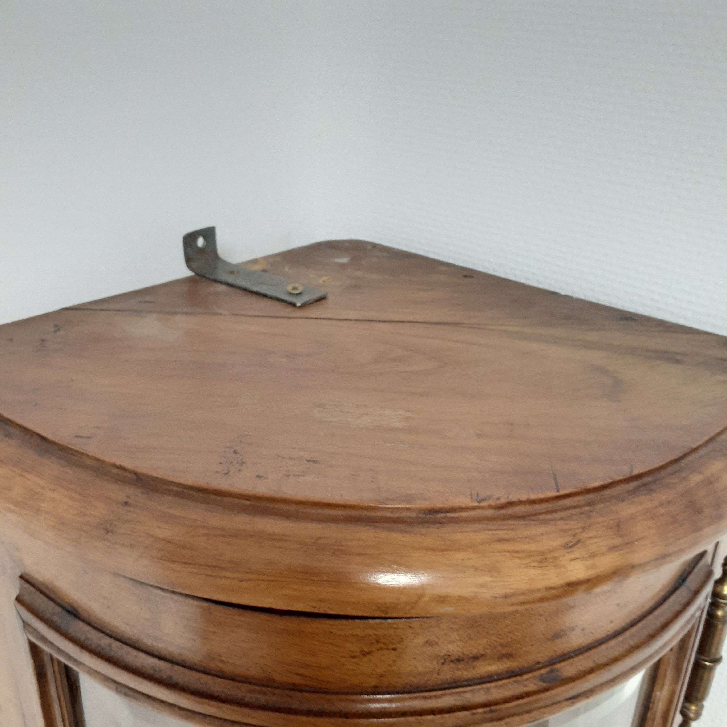 Vitrine d'angle en bois et verre biseauté avec clé - Photo 11