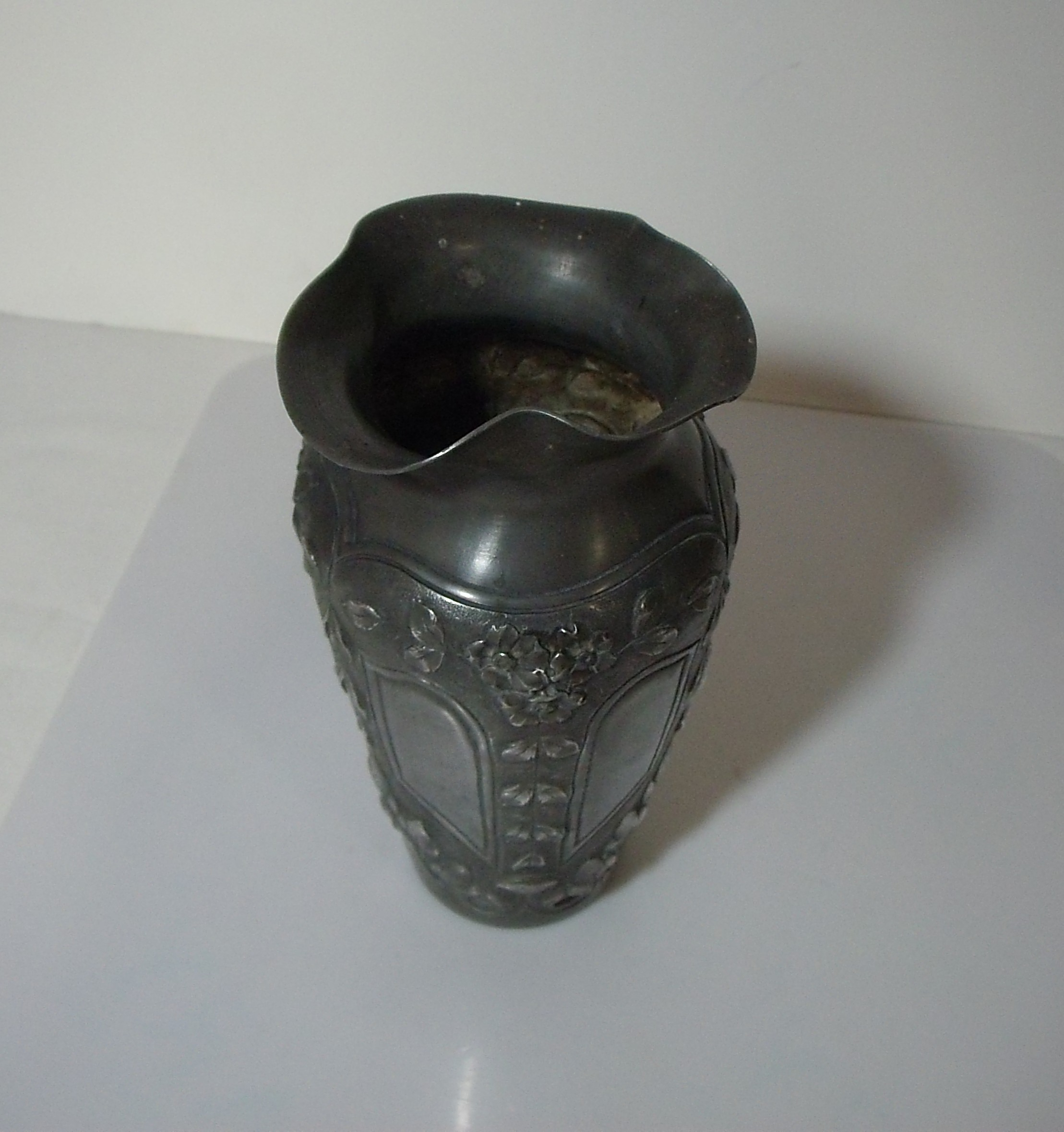 Voir photo 3 de Joli vase "Villien" ouvragé, art nouveau en étain Joli vase "Villien" ouvragé, art nouveau en étain Bon état - Vue 3 -
