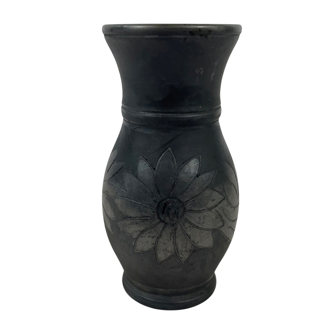 Acheter Vase Artisanal en Céramique noire mat - Décor Floral Incisé Bon état - 14,00 € Vase Artisanal en Céramique noire mat - Décor Floral Incisé Bon état - reconditionné disponible sur Label Emmaüs