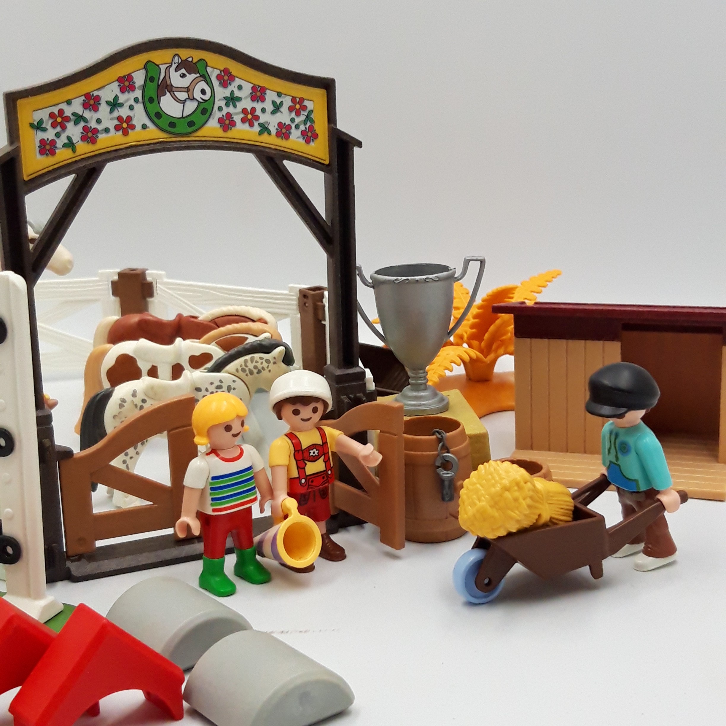 Voir photo 3 de Playmobil 'Cavaliers avec poneys', 29 pièces Playmobil 'Cavaliers avec poneys', 29 pièces Bon état - Vue 3 -