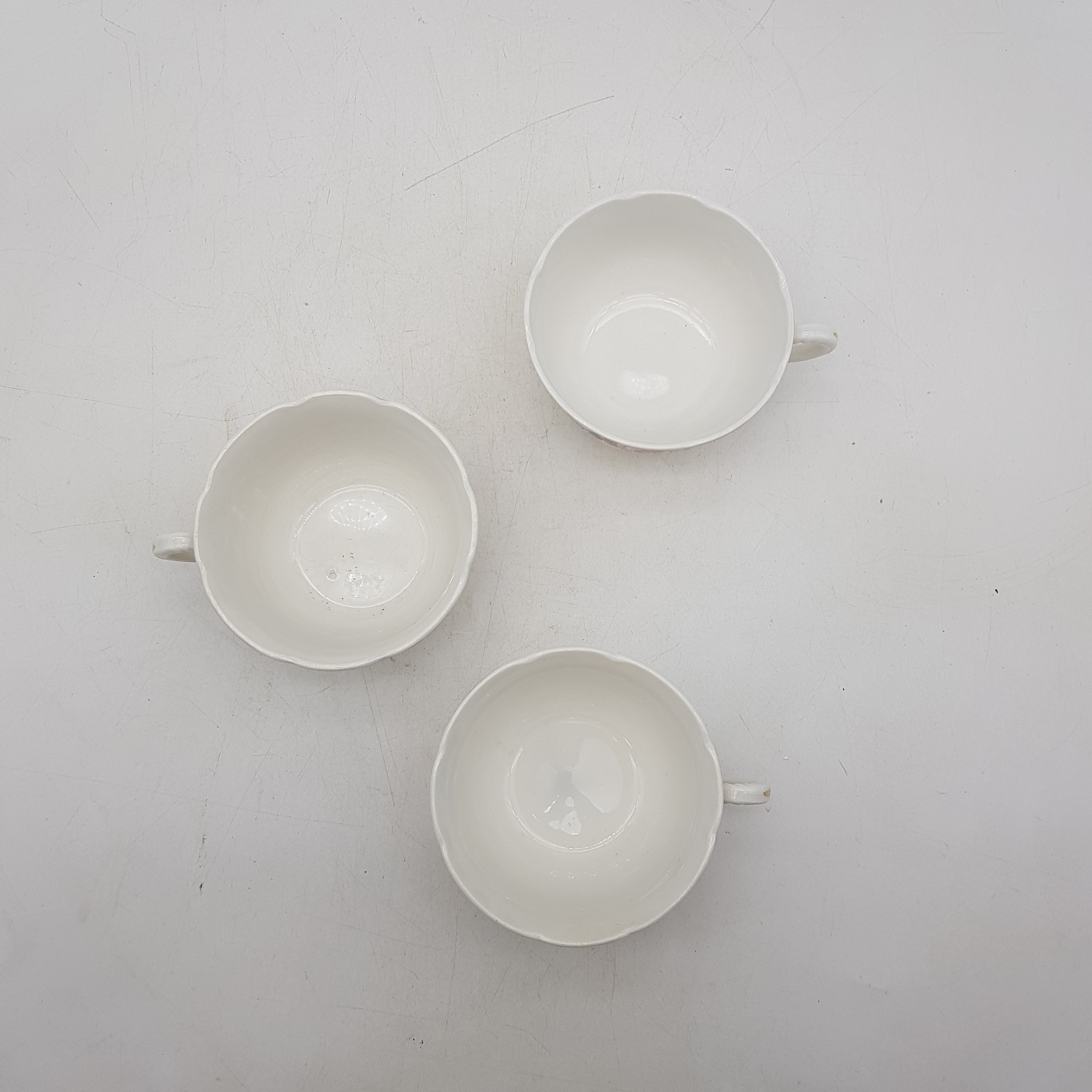 Lot de 3 tasses en faience blanche à motif fleur de Digoin Bon état - Vue 2 - 
