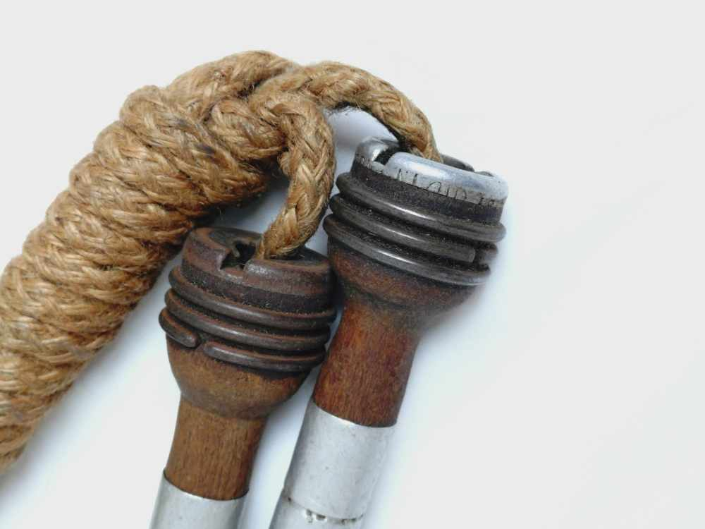 Ancienne corde à sauter des années 30, made in England. Bon état - Vue 2 - 