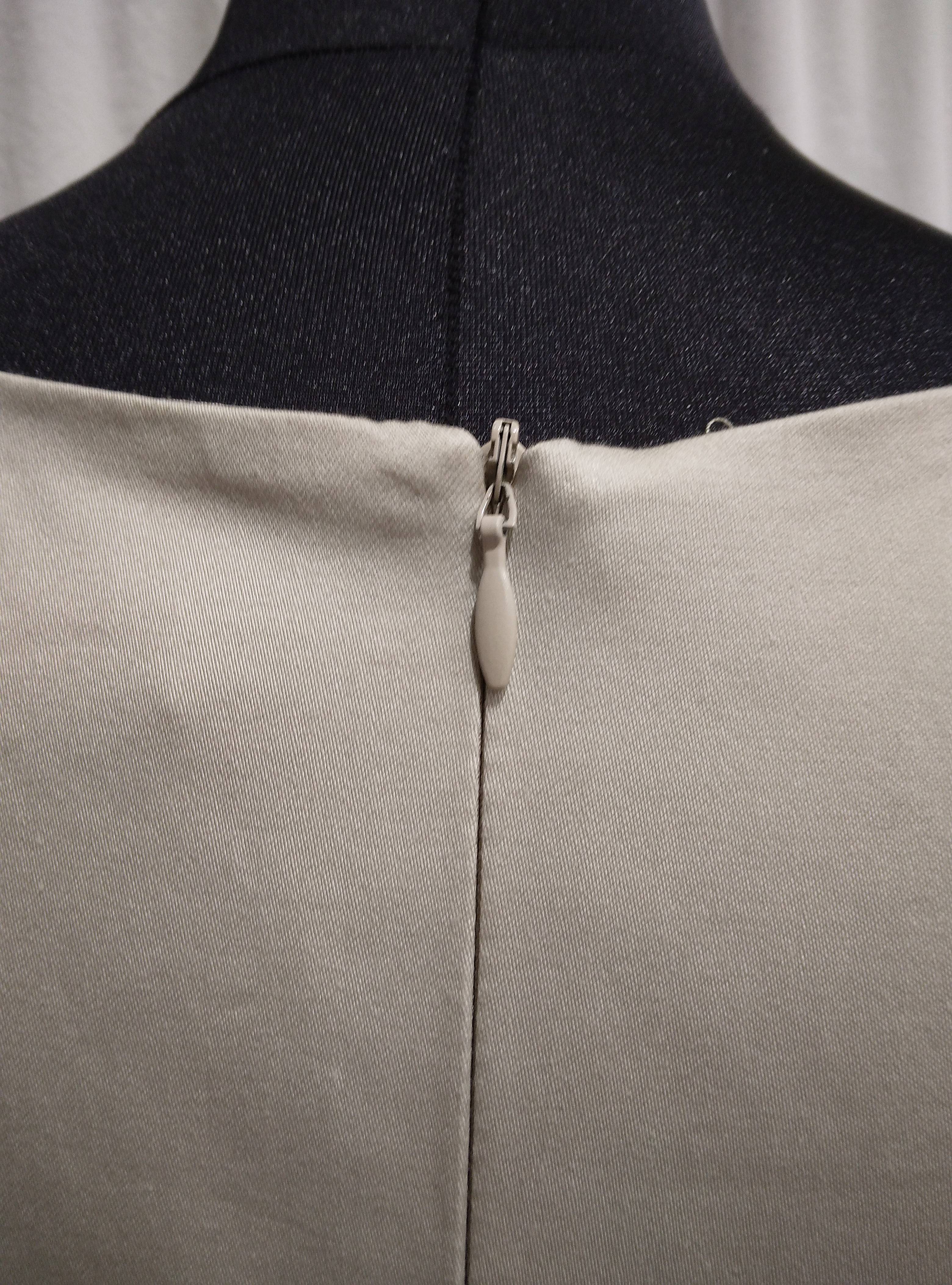 Voir photo 7 de Robe unie avec ceinture beige et bande noir intégré, Caroll - 36 Robe unie avec ceinture beige et bande noir intégré, Caroll - 36 Bon état - Vue 7 -