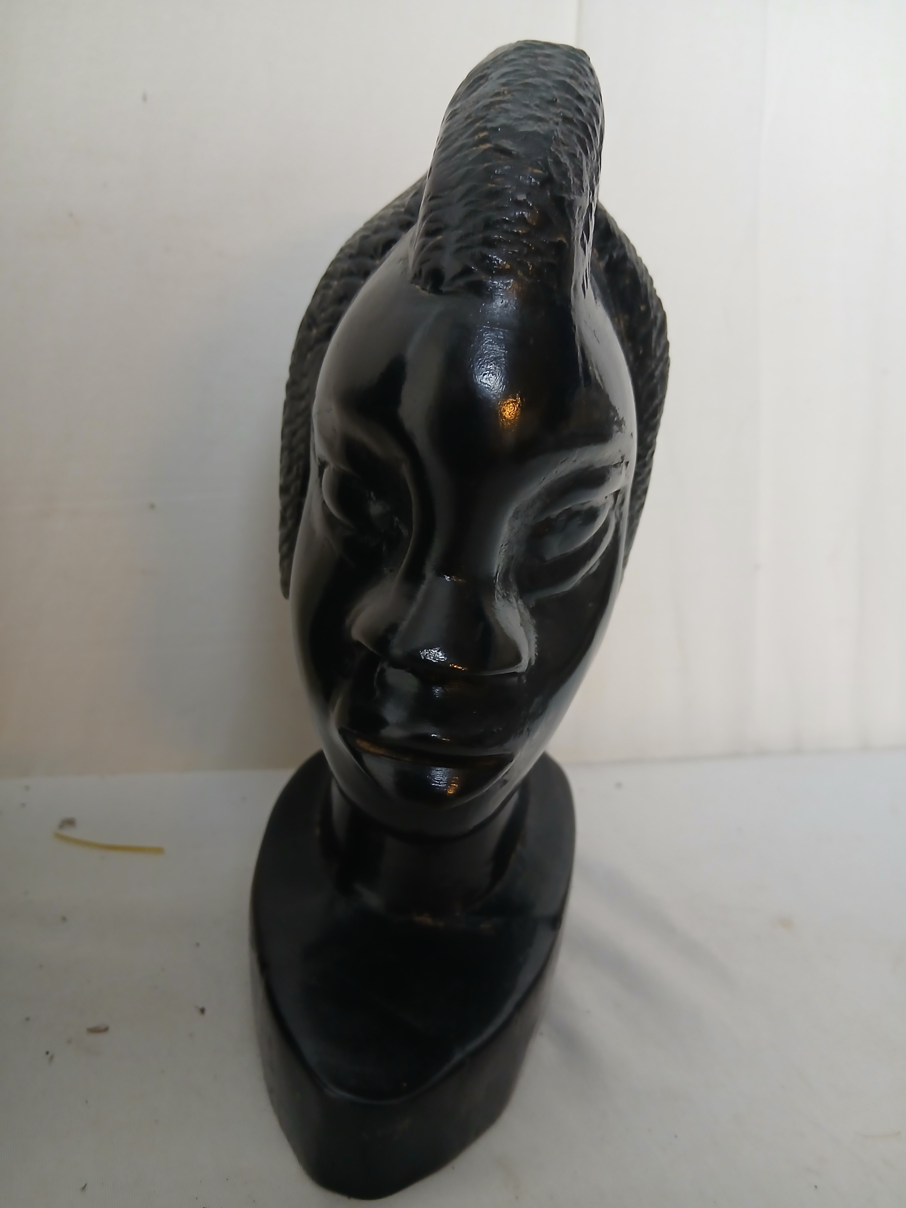 Voir photo 2 de Bustes représentants deux visages africains en bois très lourd(ébéne?) Bustes représentants deux visages africains en bois très lourd(ébéne?) Bon état - Vue 2 -