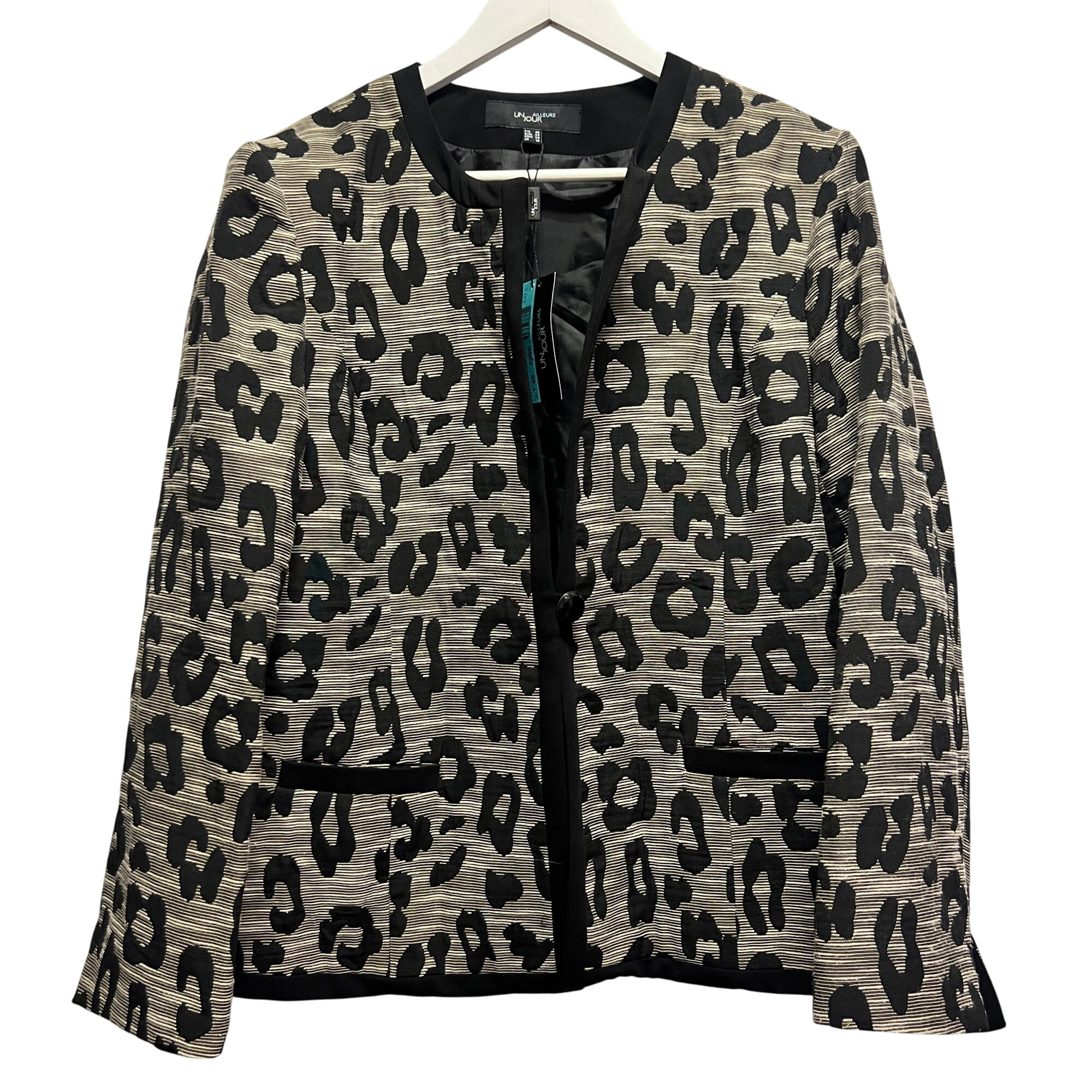 Acheter Un jour ailleurs - Veste - Coton noir & blanc - Femme - Taille 46 - 72,80 € Un jour ailleurs - Veste - Coton noir & blanc - Femme - Taille 46 - reconditionné disponible sur Label Emmaüs