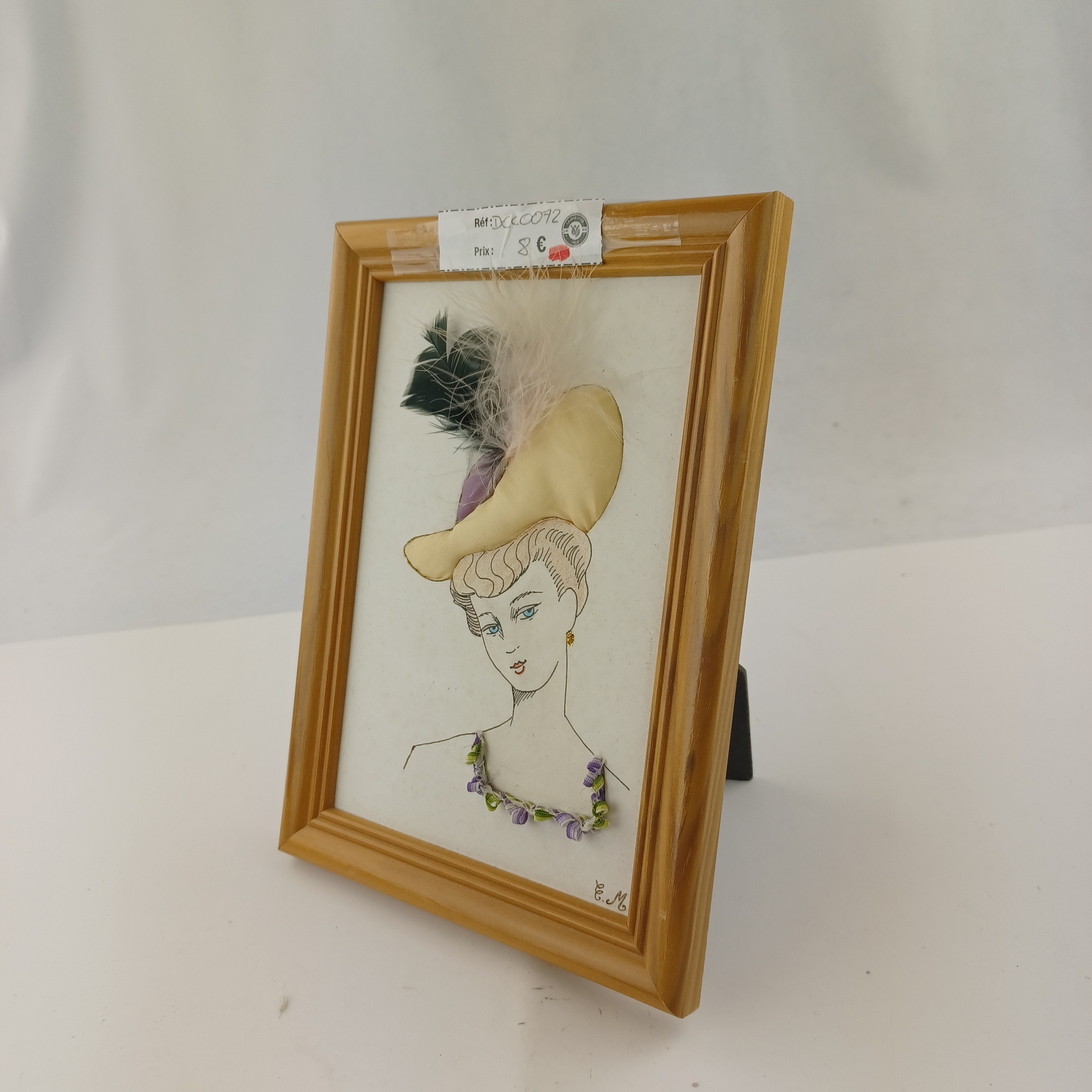 Cadre d'une jeune femme en relief à chapeau à plumes de 16x22cm - Photo 1