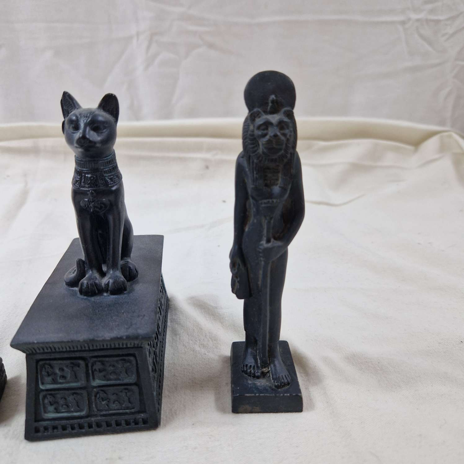 Petit lot de statuettes égyptiennes en résine - Photo 2