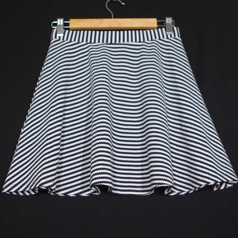 ◼◻ Graphique et Tendance – Jupe Courte Rayée Superdry TXS ◼◻ - Photo 4