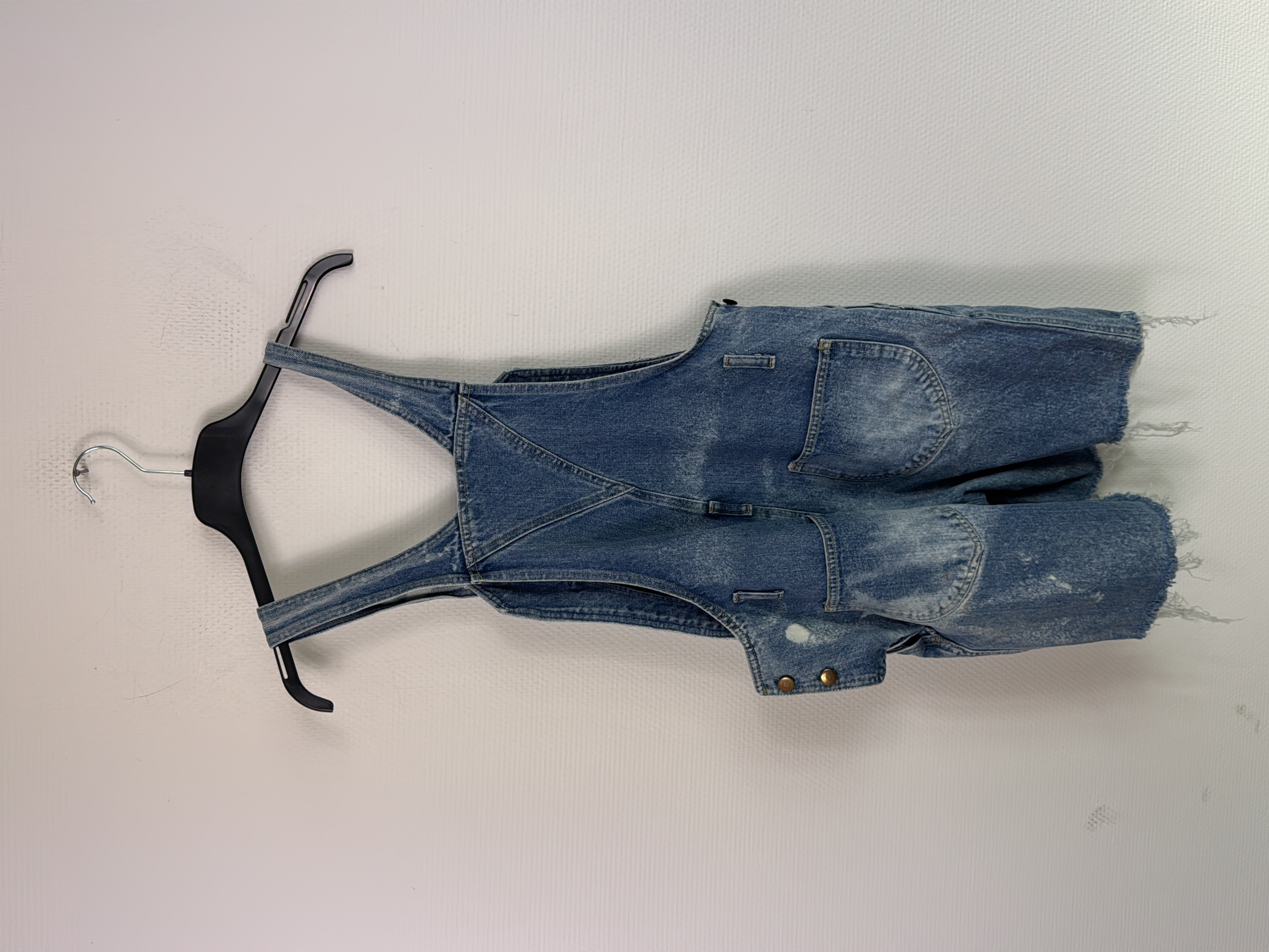 Voir photo 4 de Salopette courte en jean bleu délavé Taille unique Salopette courte en jean bleu délavé Taille unique Bon état - Vue 4 -