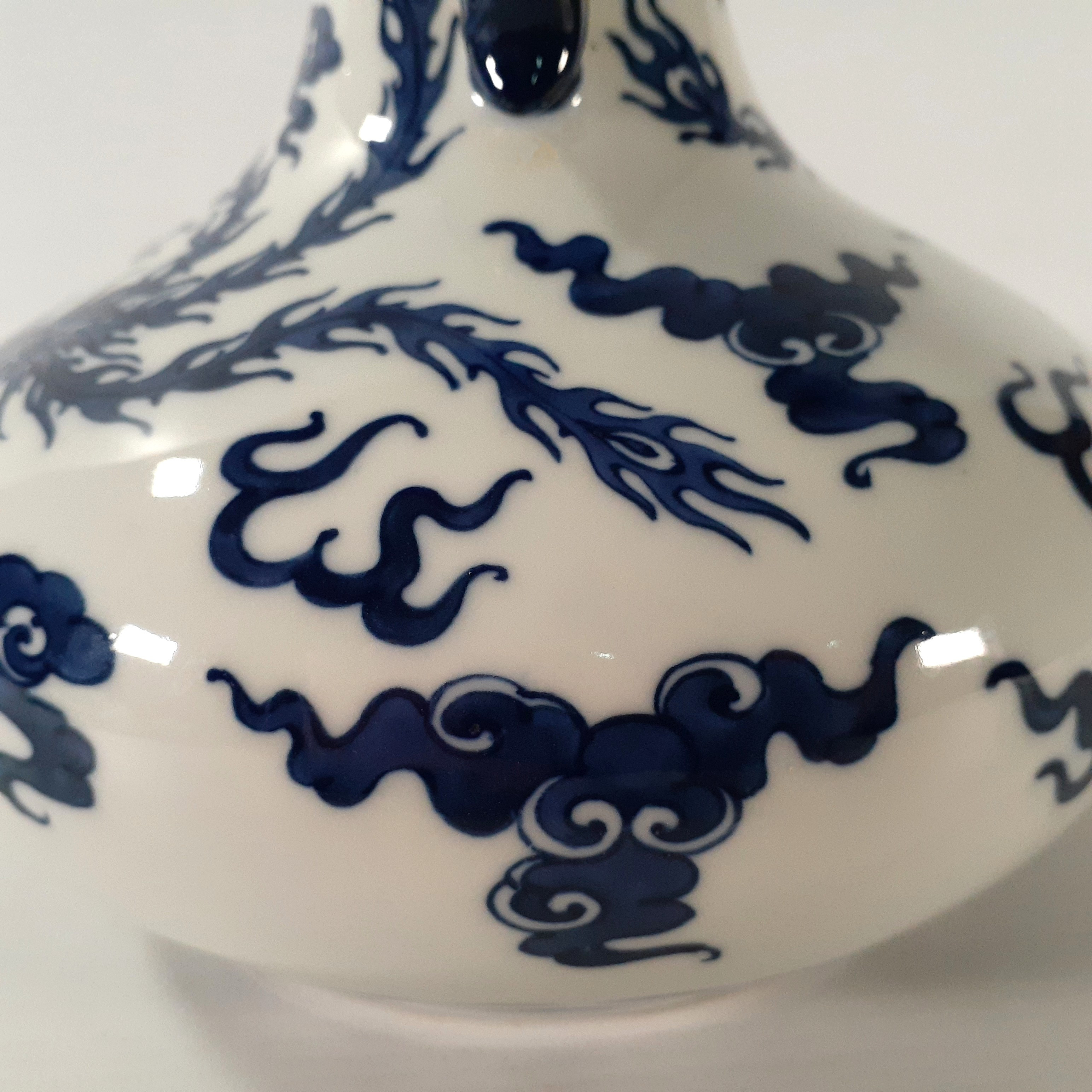 Voir photo 4 de Vase en porcelaine blanc et bleu - Chine Style période Yongzheng Vase en porcelaine blanc et bleu - Chine Style période Yongzheng Très bon état - Vue 4 -