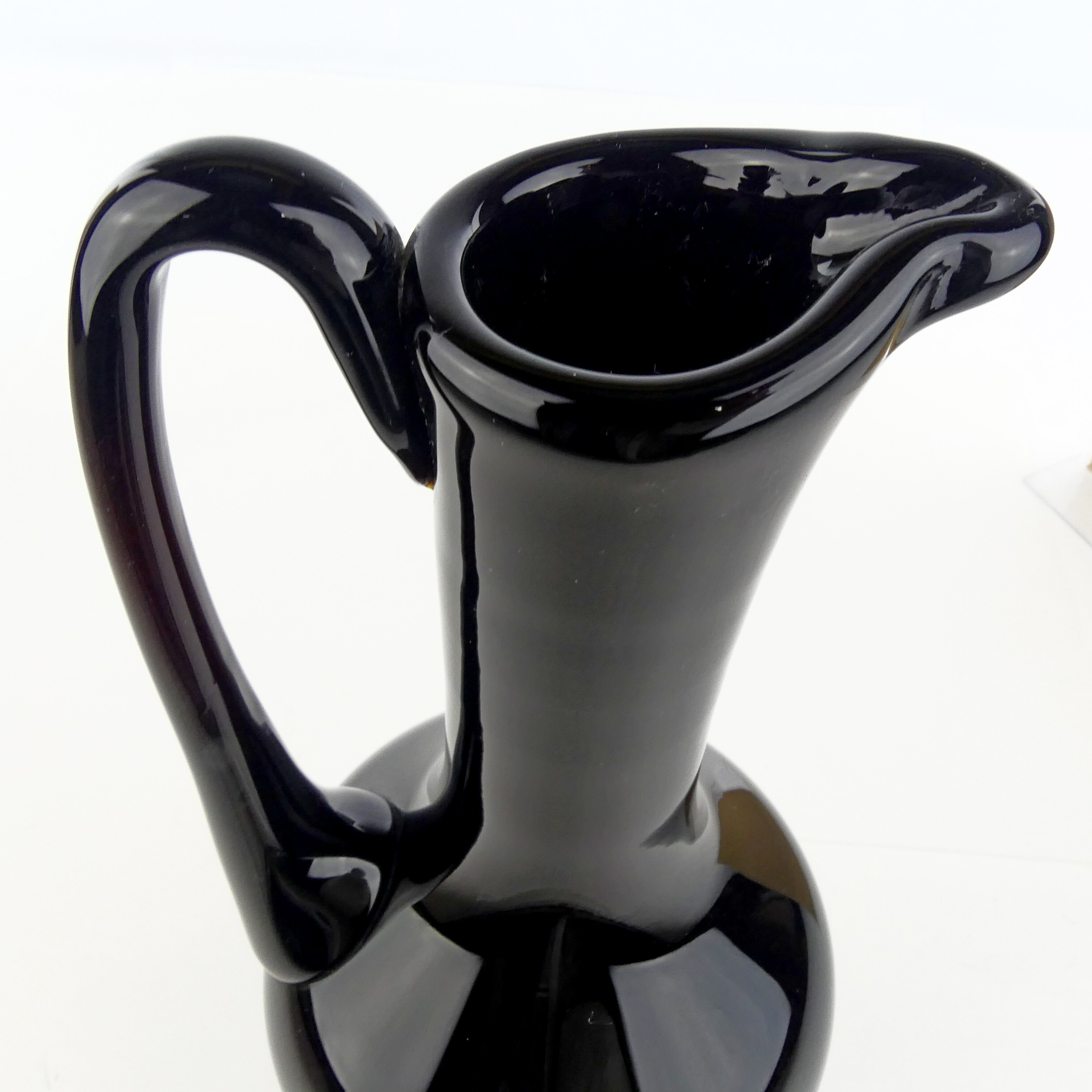 Vase aiguière en verre soufllé bordeau foncé Bon état - Vue 3 - 