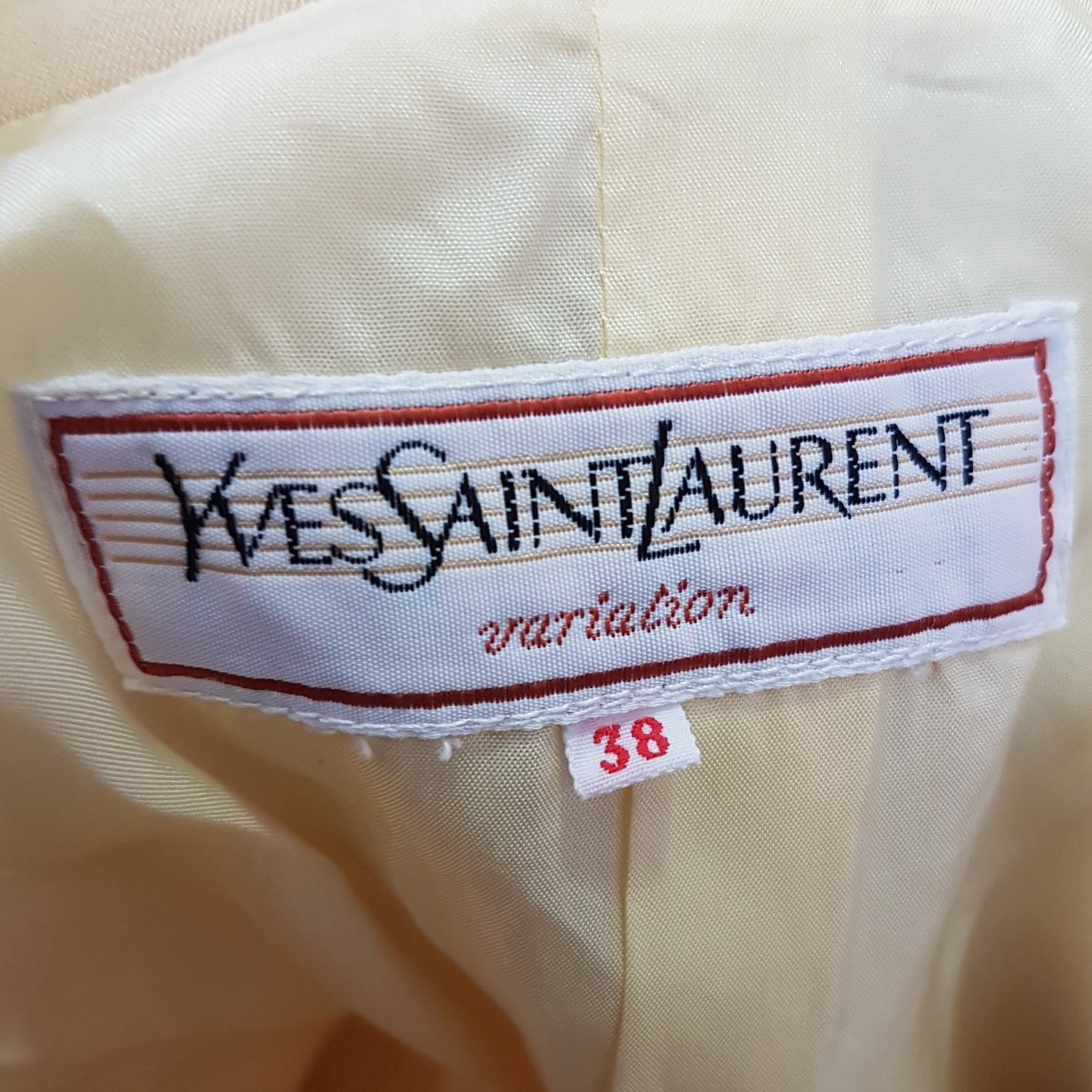 Voir photo 6 de Veste - YVES SAINT LAURENT - 38 Veste - YVES SAINT LAURENT - 38 Très bon état - Vue 6 -