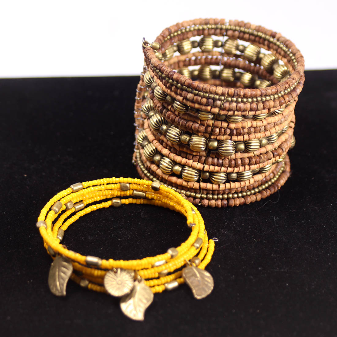 Voir photo 3 de Bracelets manchettes en perles Bracelets manchettes en perles Bon état - Vue 3 -
