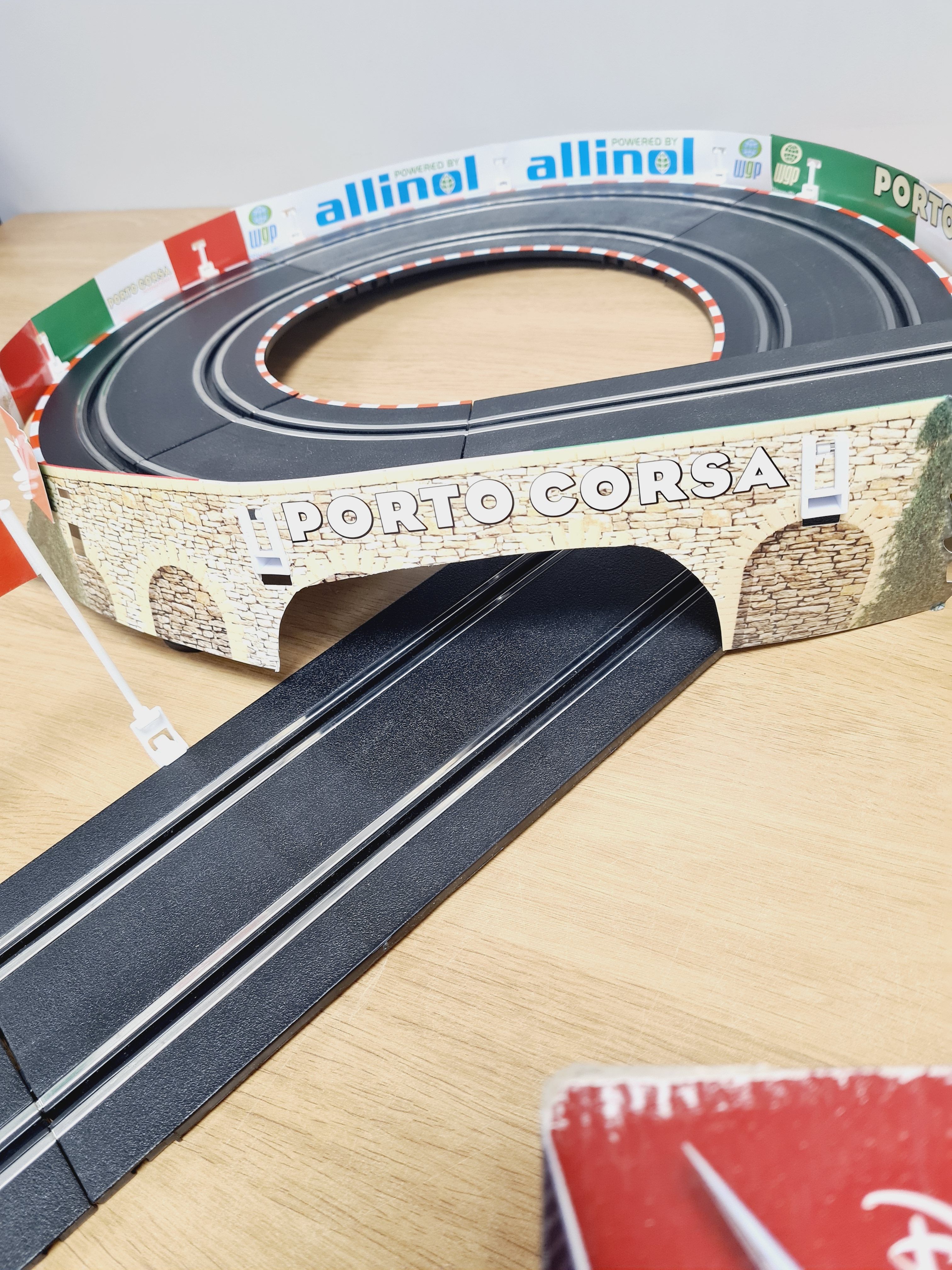 Circuit Carrera Go Cars réf 62238 - Disney Pixar - Porto Corsa Racing - 1/43- 6 ans + Bon état - Vue 9 - 