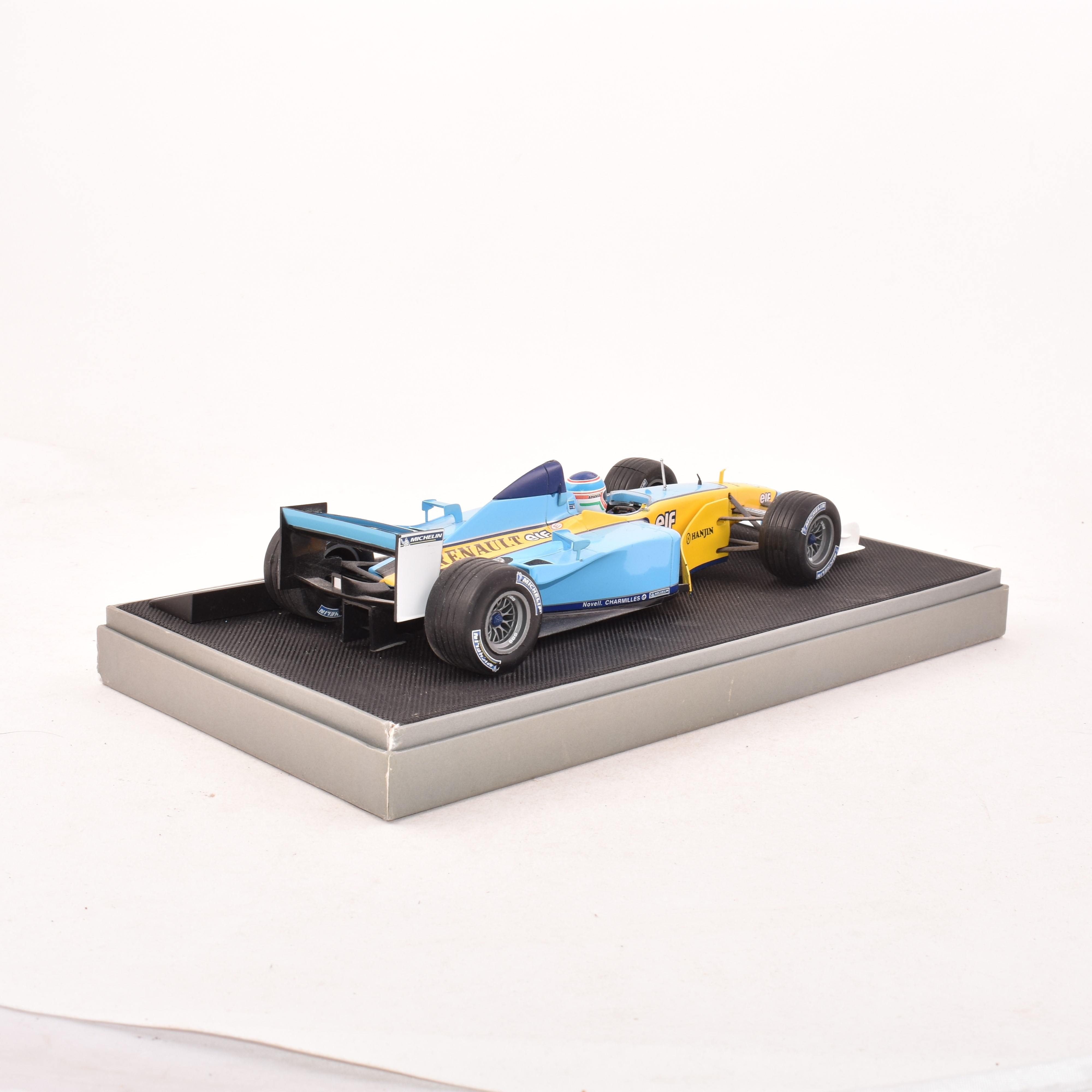 Voir photo 5 de Modèle R23 – Saison 2003 - de collection Renault F1 Team R23 - 1/18 – Jarno Trulli – N°7 Modèle R23 – Saison 2003 - de collection Renault F1 Team R23 - 1/18 – Jarno Trulli – N°7 Très bon état - Vue 5 -