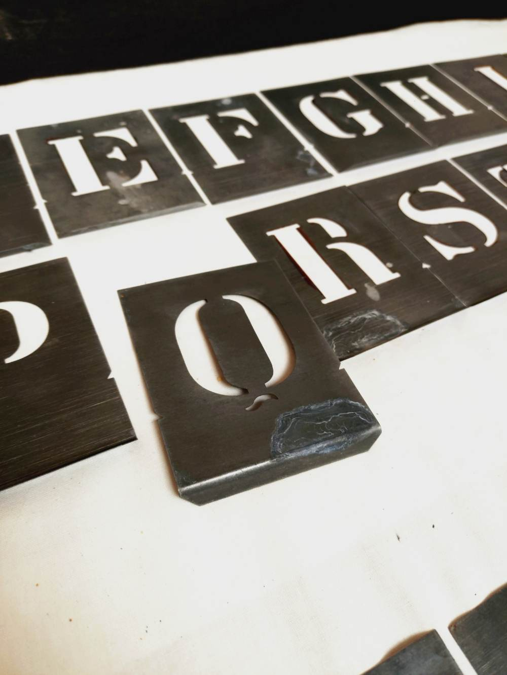 Pochoirs ancien alphabet en deux taillestaille et chiffres en zinc, complet. Bon état - Vue 10 - 