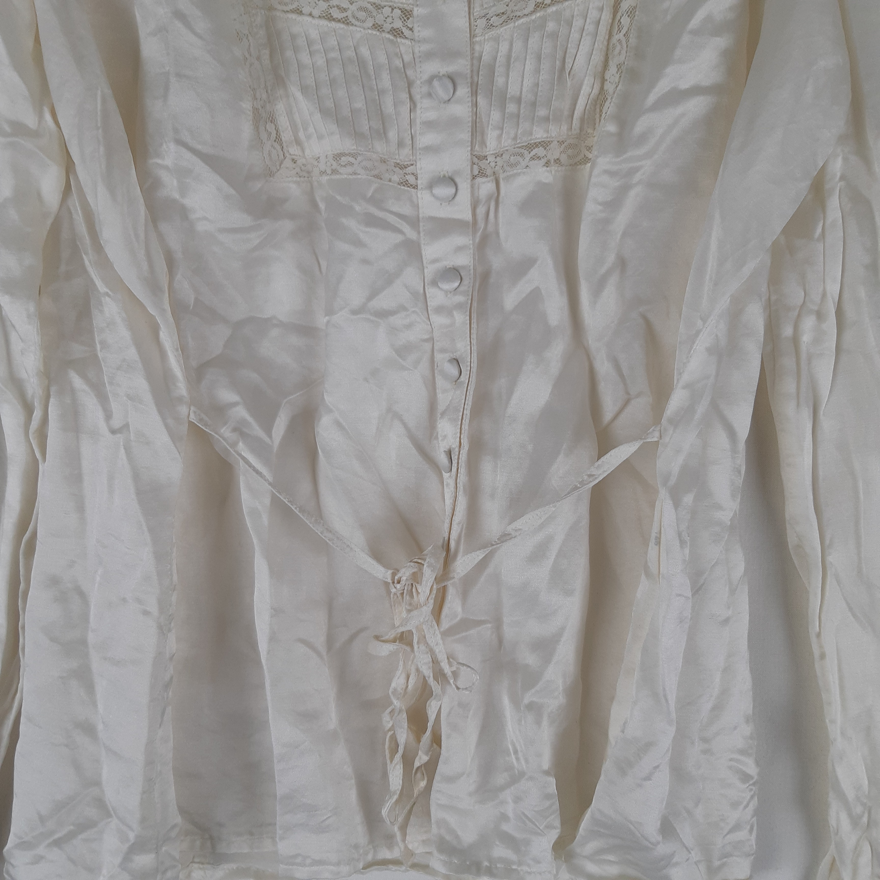 Voir photo 3 de Caroll - Blouse ivoire satinée soie avec dentelle - Taille 46 mesures Carrure= 43 cm Poitrine= 47 cm Longueur= 61 cm Caroll - Blouse ivoire satinée soie avec dentelle - Taille 46 mesures Carrure= 43 cm Poitrine= 47 cm Longueur= 61 cm Très bon état - Vue 3 -