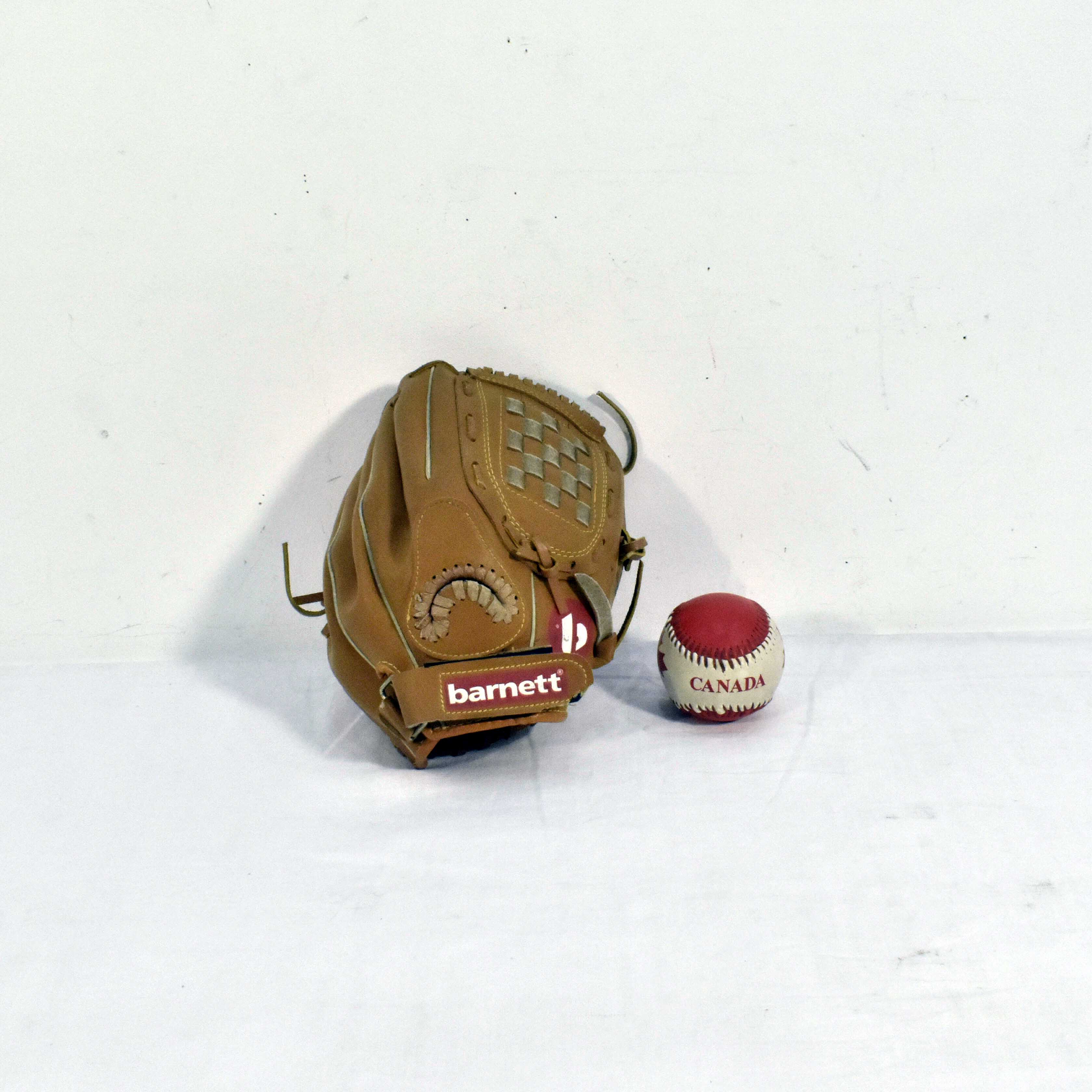 Voir photo 4 de Gant de Base Ball Gaucher Barnett® JL01 & Sa Balle Usagée Gant de Base Ball Gaucher Barnett® JL01 & Sa Balle Usagée - Vue 4 -