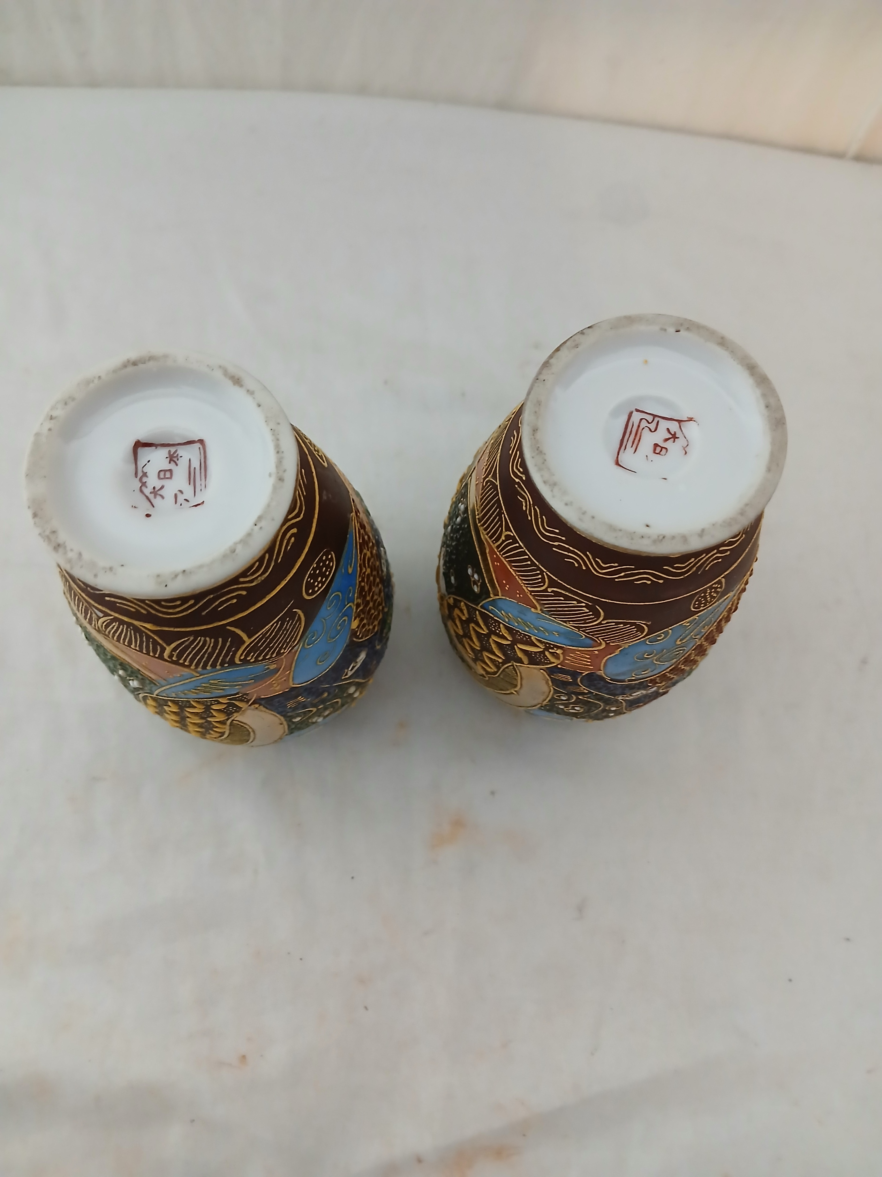 Lot de 2 petits vases en porcelaine émaillée à décor japonisant. Très bon état - Vue 6 - 