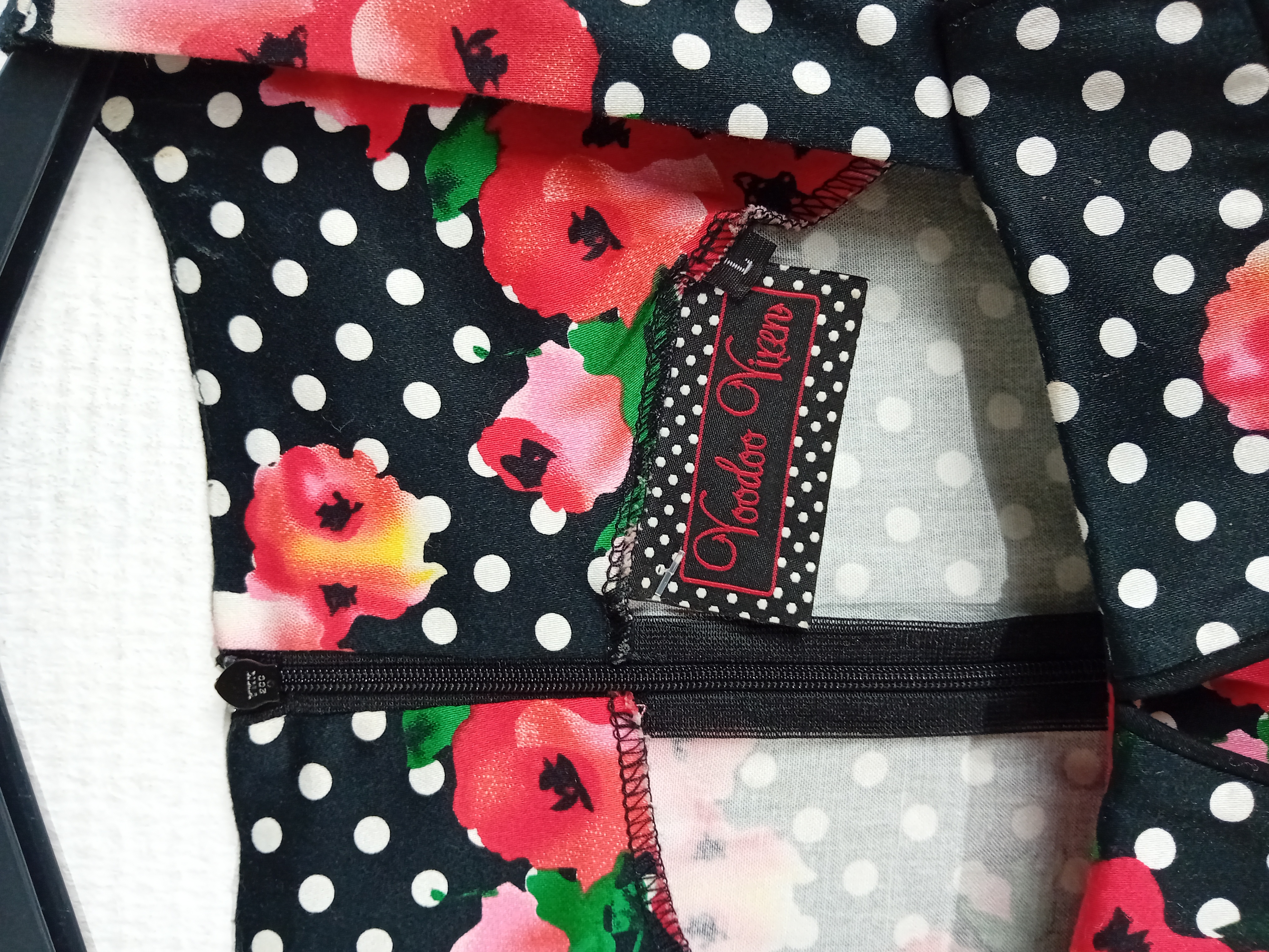 Voir photo 3 de Robe Voodoo vixen Noire Pois Blancs et Fleurs Rouge L / 40 / 12 Robe Voodoo vixen Noire Pois Blancs et Fleurs Rouge L / 40 / 12 Très bon état - Vue 3 -