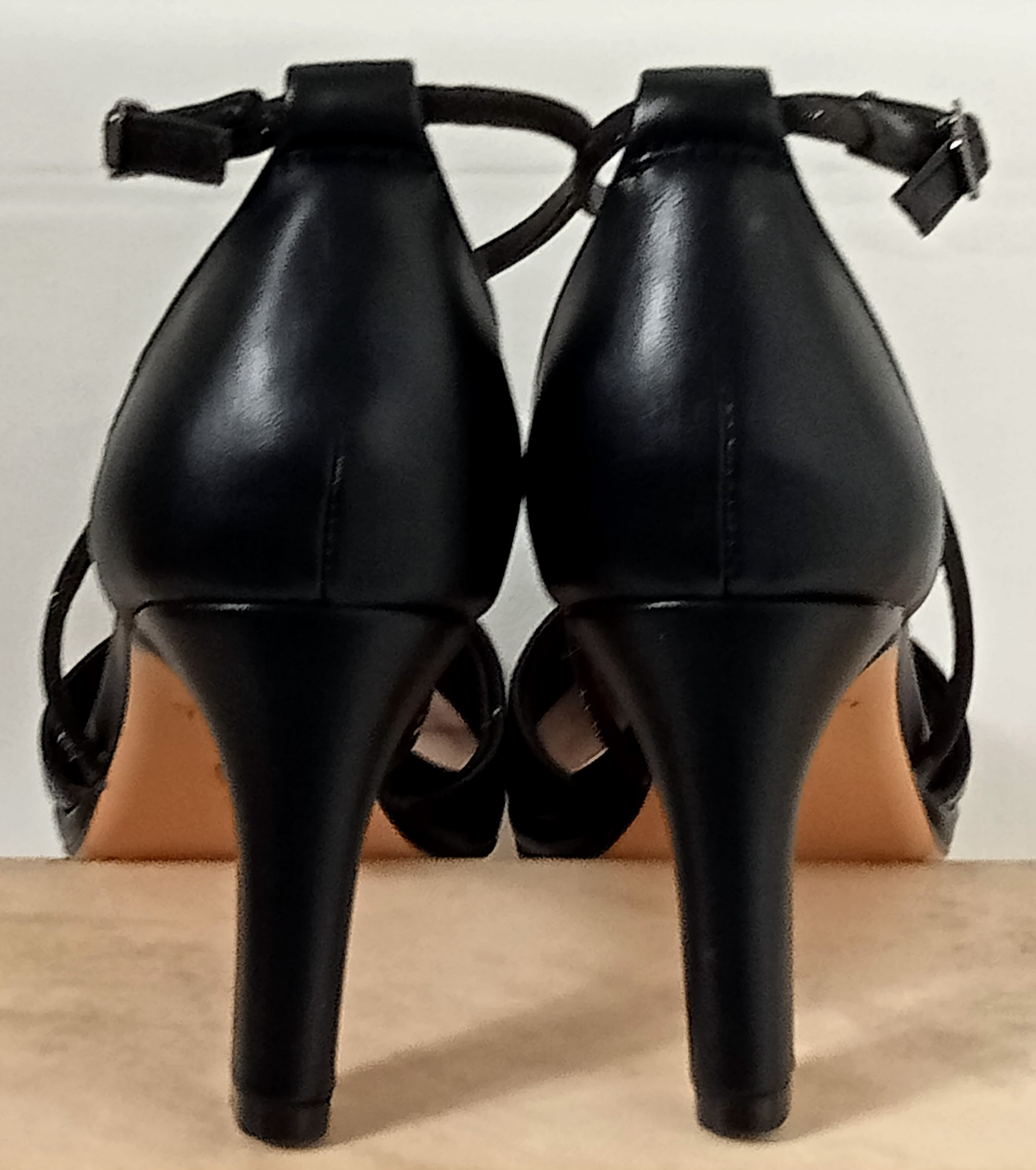 Escarpins neufs TAMARIS noirs 37 brides croisées talons 8 cm - Photo 2