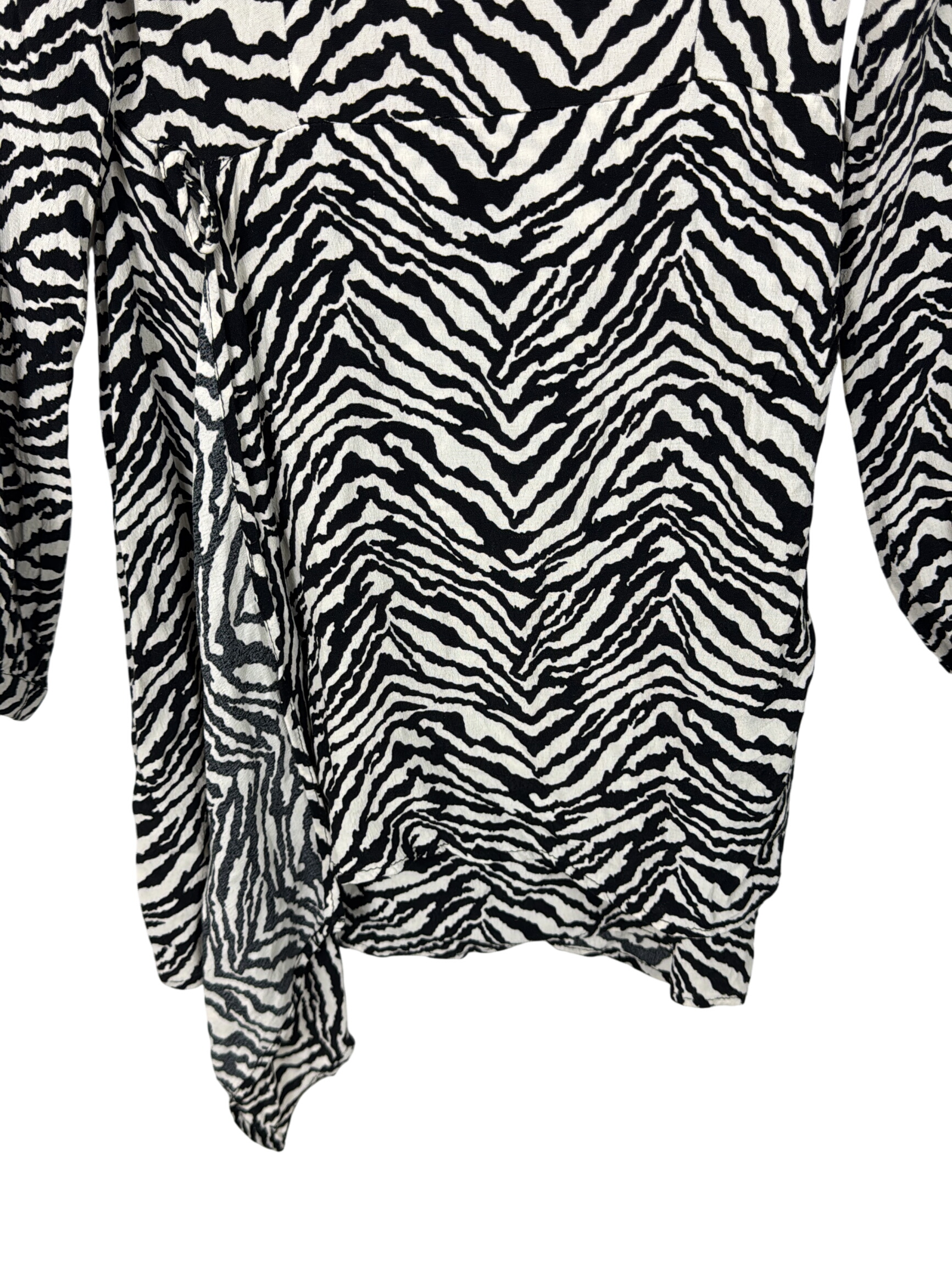 Voir photo 2 de Robe Zara imprimé zébré XS légère et agréable à porter Robe Zara imprimé zébré XS légère et agréable à porter Très bon état - Vue 2 -