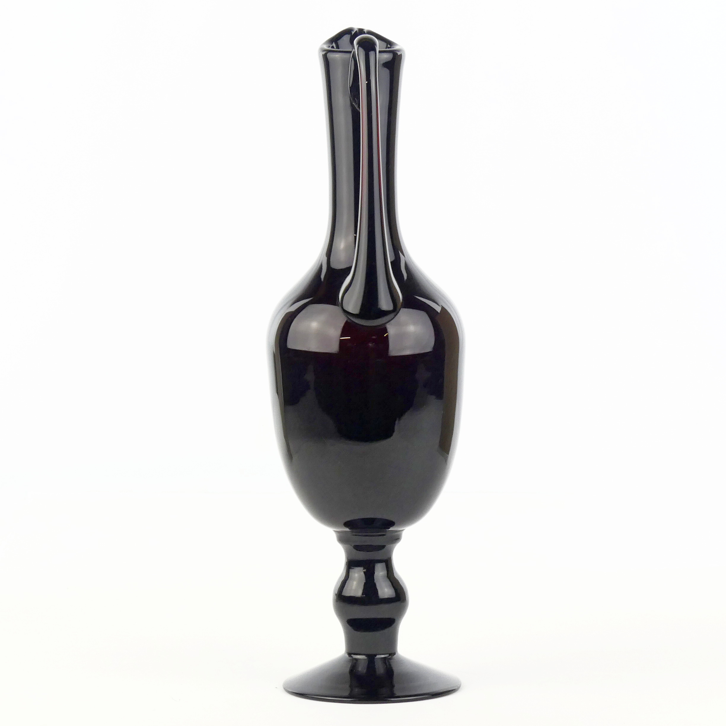 Vase aiguière en verre soufllé bordeau foncé Bon état - Vue 6 - 