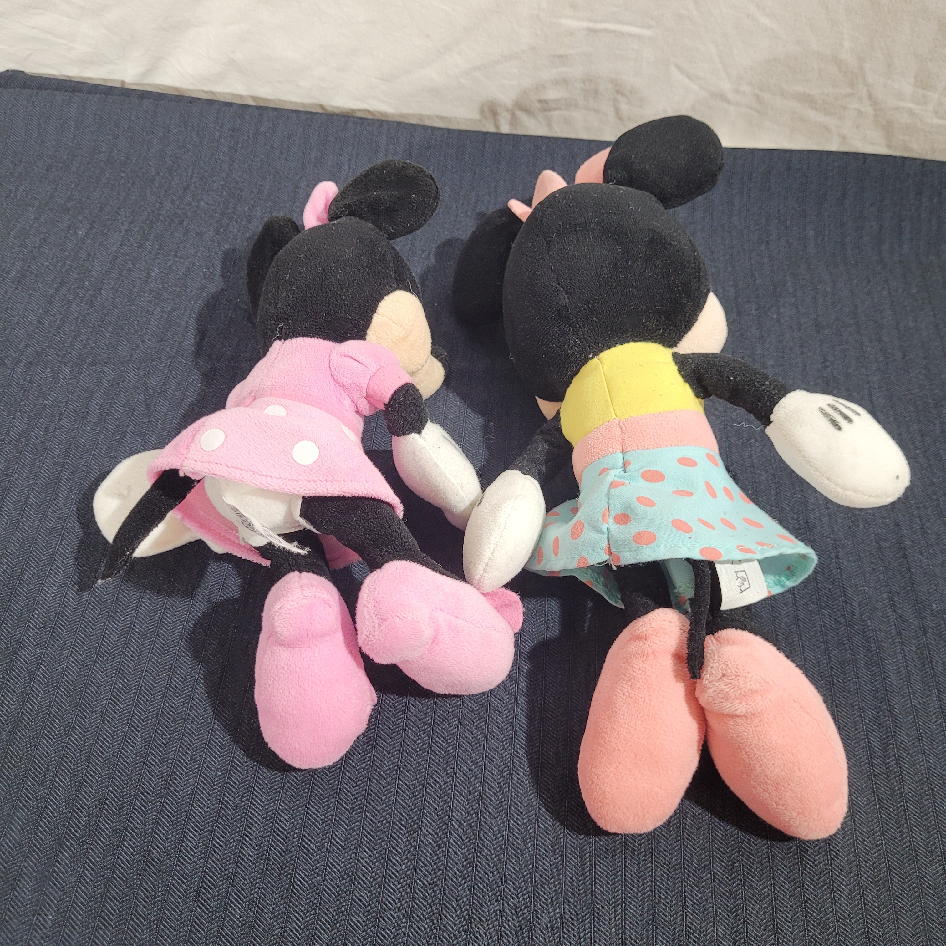 Voir photo 4 de Lot de 2 peluches officielles Minnie Mouse - Disney Lot de 2 peluches officielles Minnie Mouse - Disney Très bon état - Vue 4 -