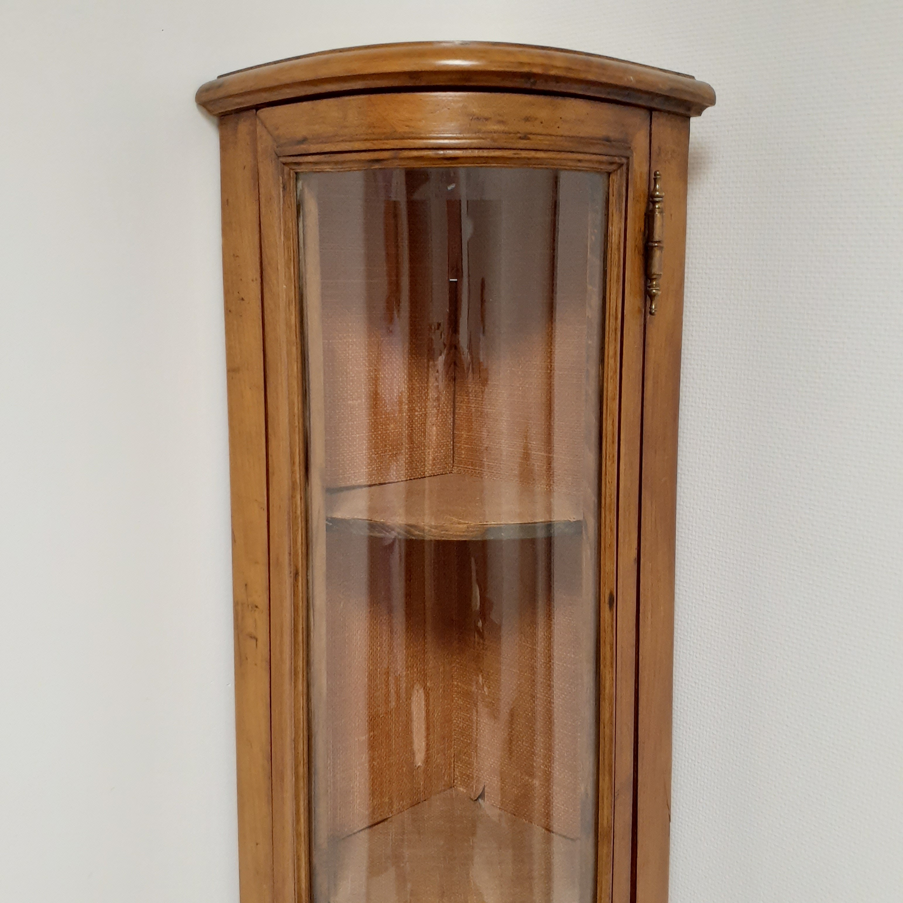 Vitrine d'angle en bois et verre biseauté avec clé - Photo 1