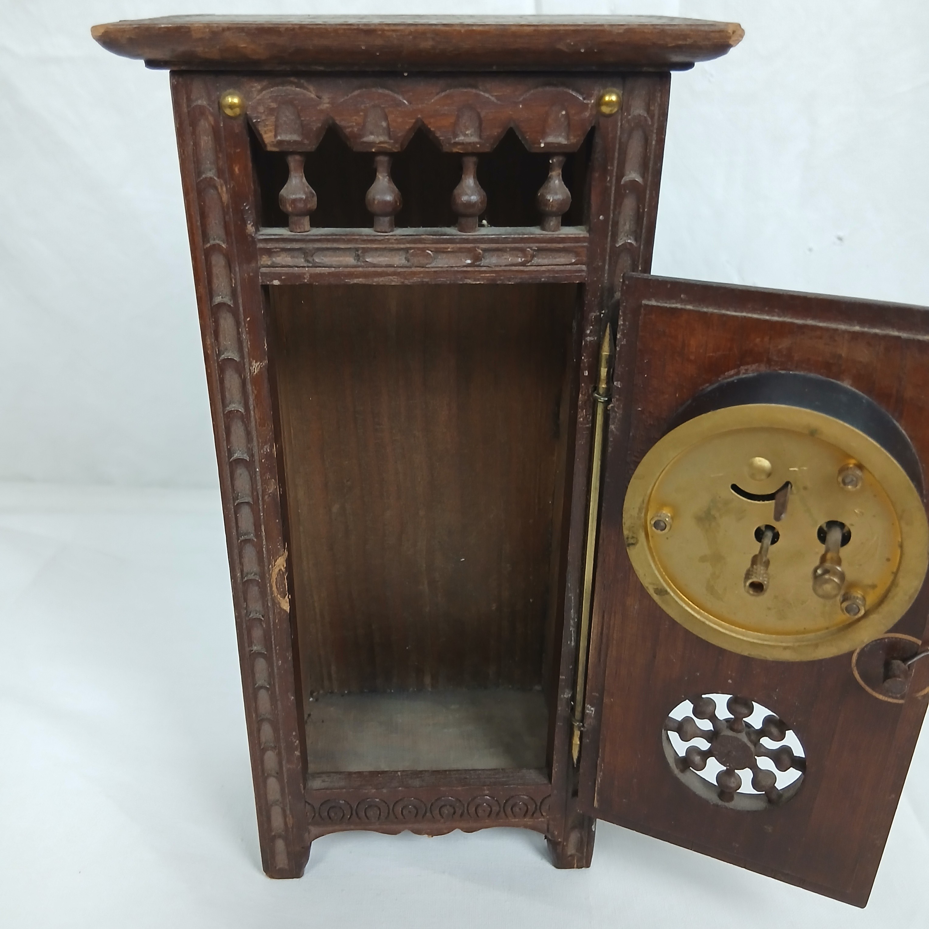 Voir photo 6 de ARMOIRE POUR POUPÉE BRETONNE AVEC HORLOGE MÉCANIQUE VINTAGE ARMOIRE POUR POUPÉE BRETONNE AVEC HORLOGE MÉCANIQUE VINTAGE État correct - Vue 6 -