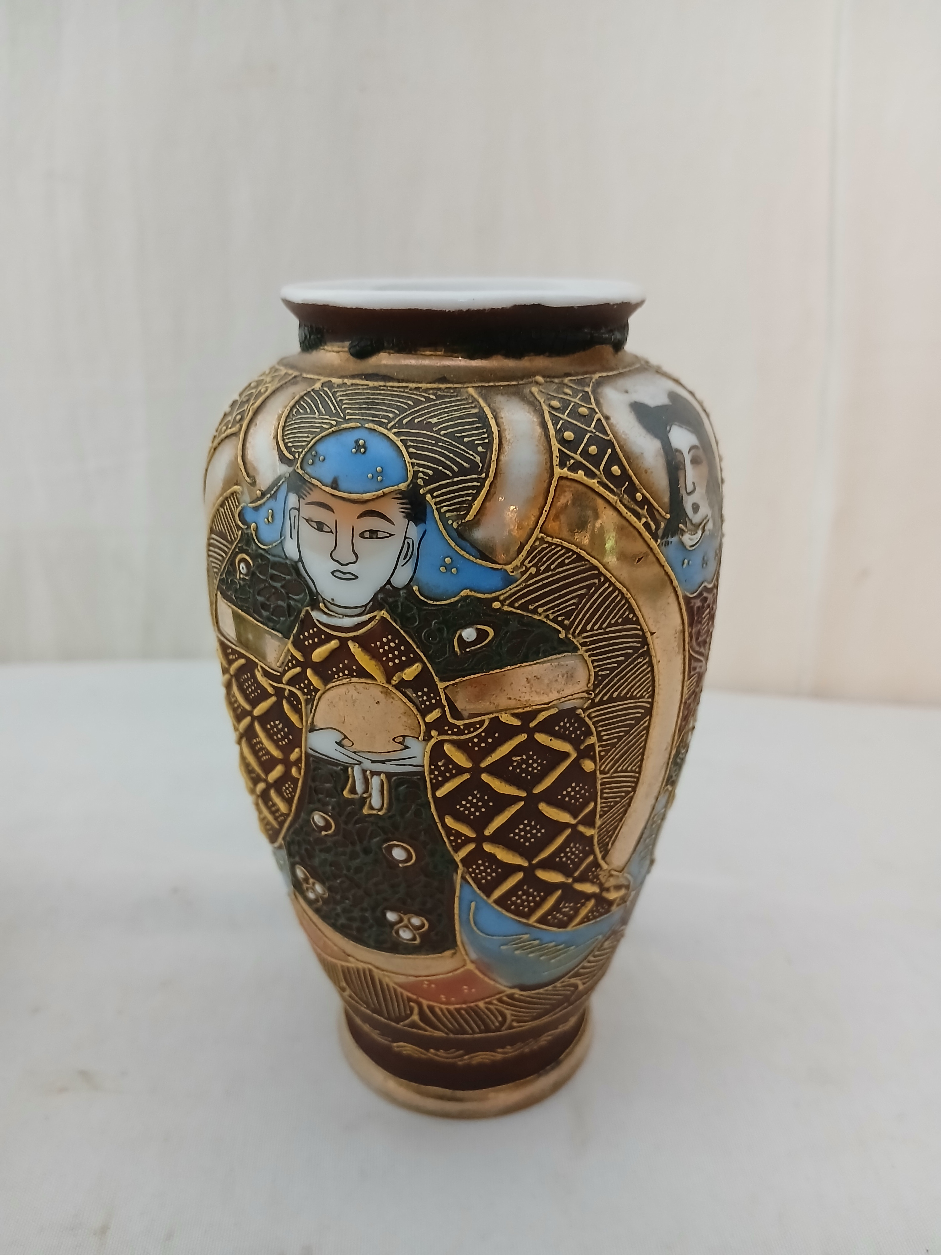 Lot de 2 petits vases en porcelaine émaillée à décor japonisant. Très bon état - Vue 5 - 