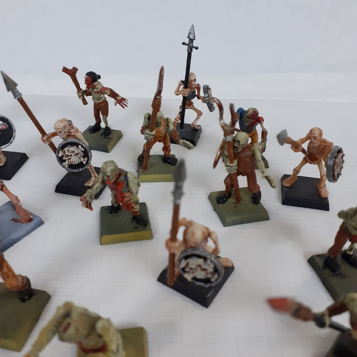Voir photo 3 de Ensemble de 22 figurines - Morts vivants - Collection Ensemble de 22 figurines - Morts vivants - Collection Comme neuf - Vue 3 -