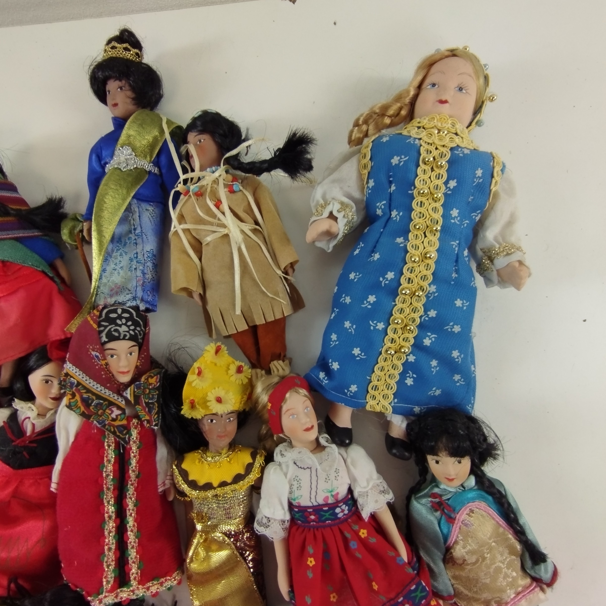 Poupées en porcelaine, ensemble de 18 poupées traditionnelles de plusieurs continents Très bon état - Vue 6 - 