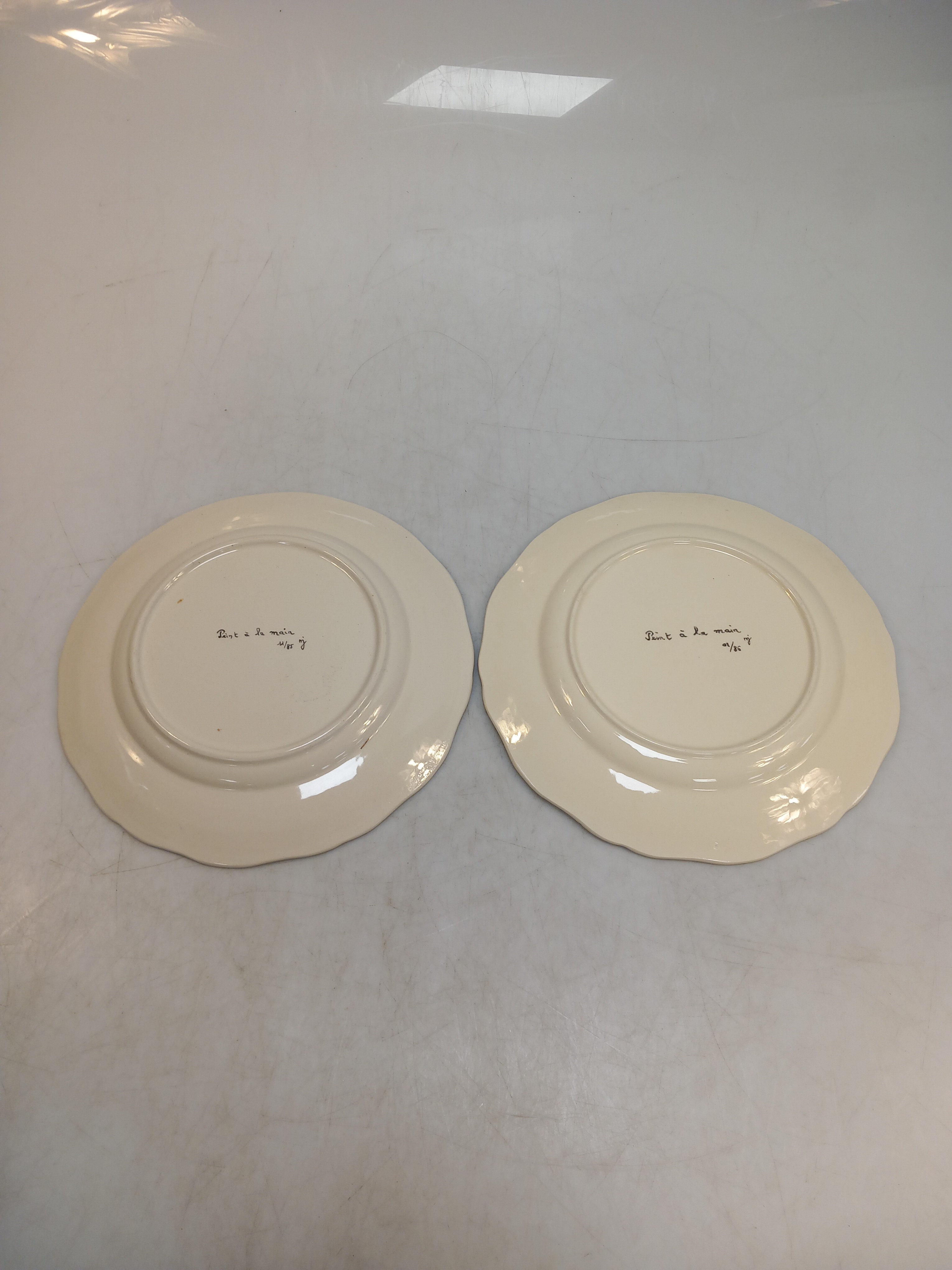 Lot de 2 assiettes plate en faïence, peint à la main, décor floral . - Photo 2