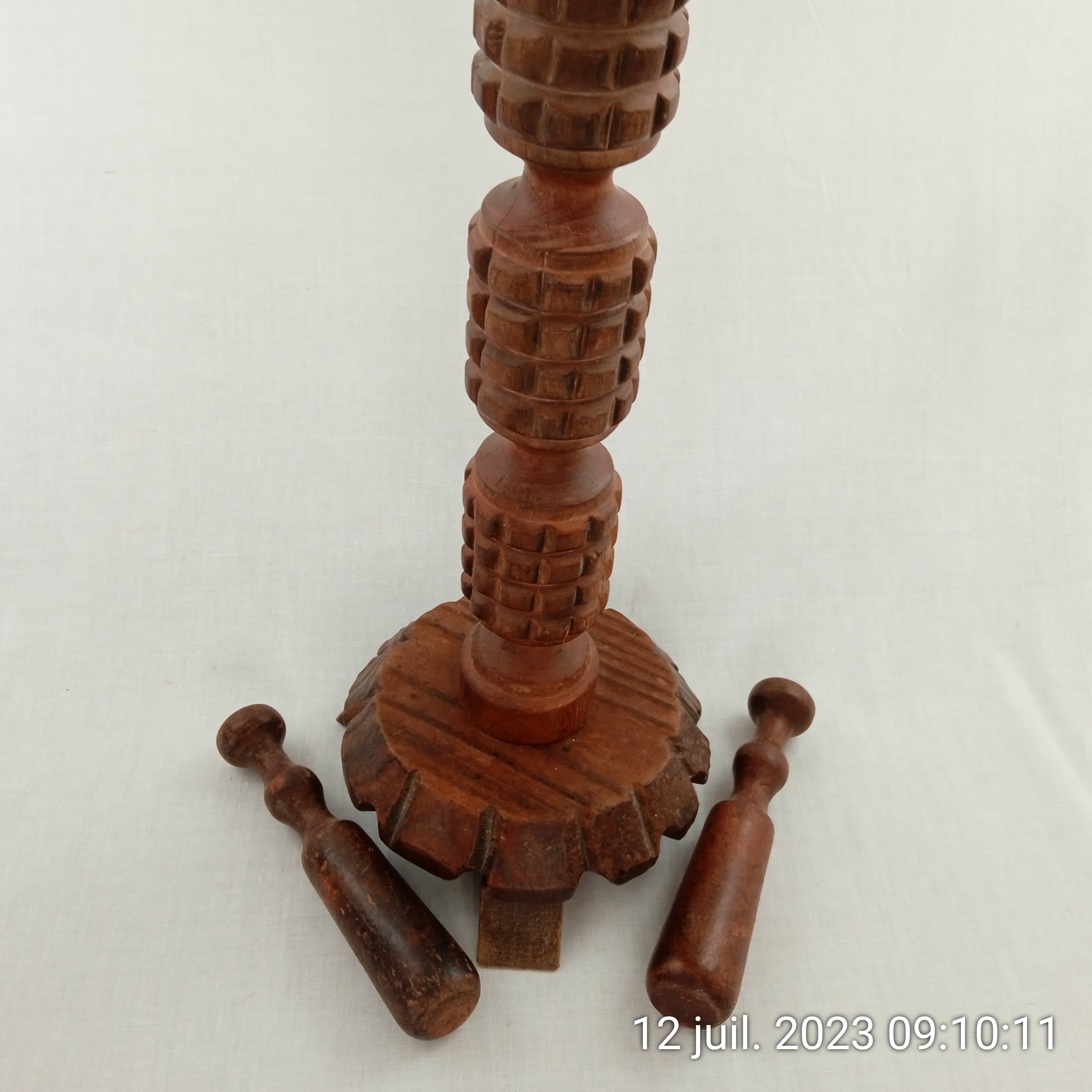 Original cendrier vintage sur pied 62 cm style africain en bois sculpté - Photo 4
