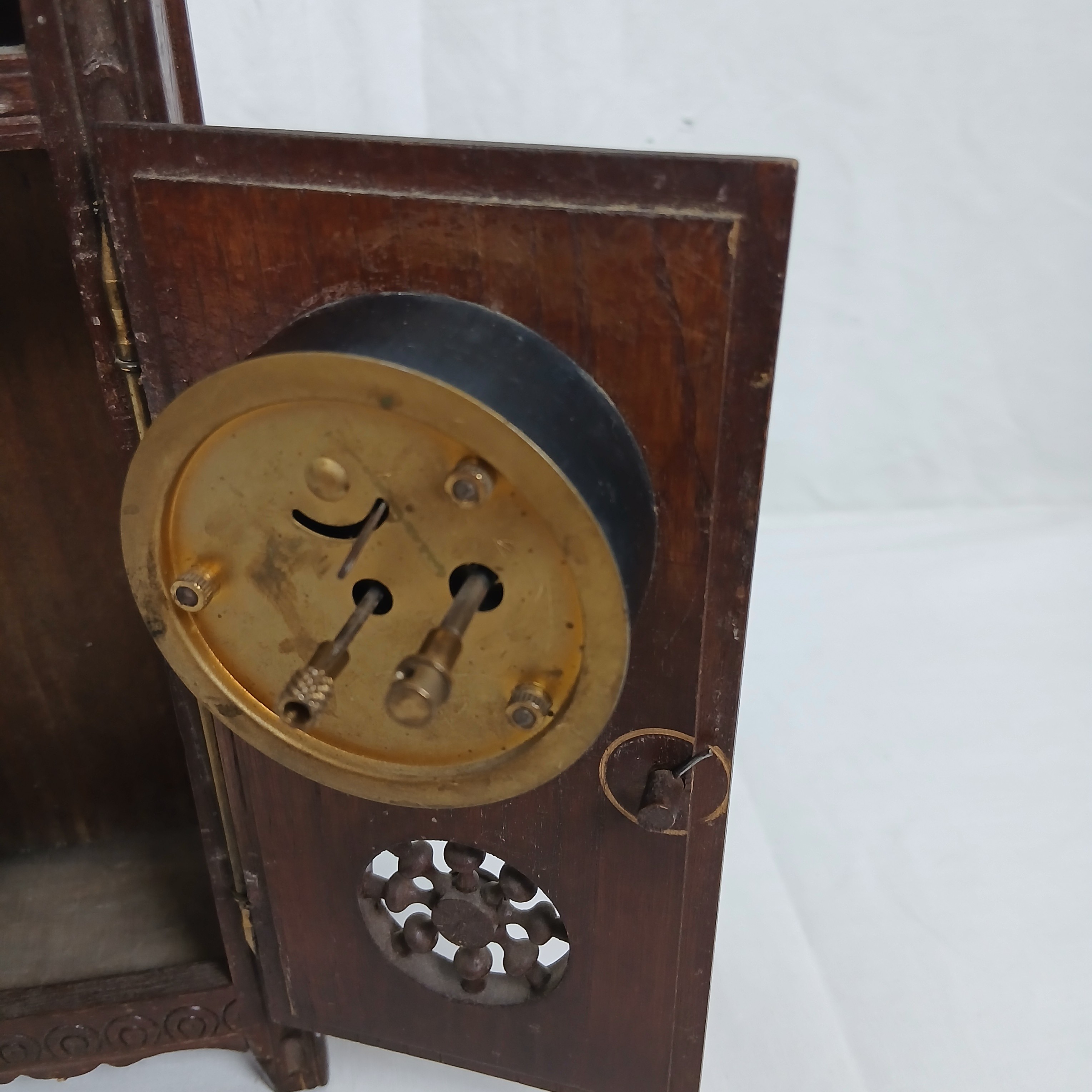 Voir photo 4 de ARMOIRE POUR POUPÉE BRETONNE AVEC HORLOGE MÉCANIQUE VINTAGE ARMOIRE POUR POUPÉE BRETONNE AVEC HORLOGE MÉCANIQUE VINTAGE État correct - Vue 4 -
