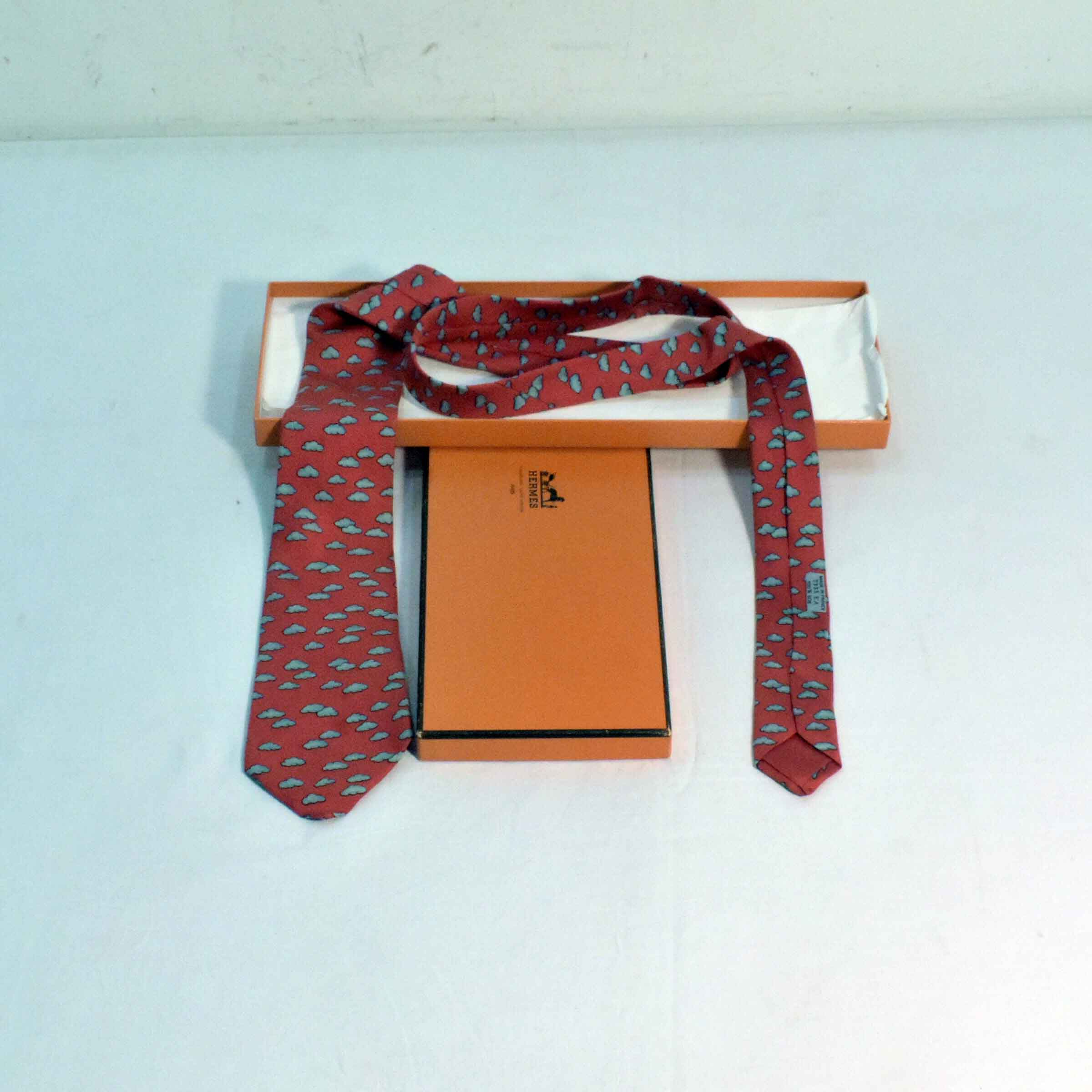 Cravate Fantaisie - Maison Hermès™ 7333 EA - Nuages sur Fond Rouge - Photo 3