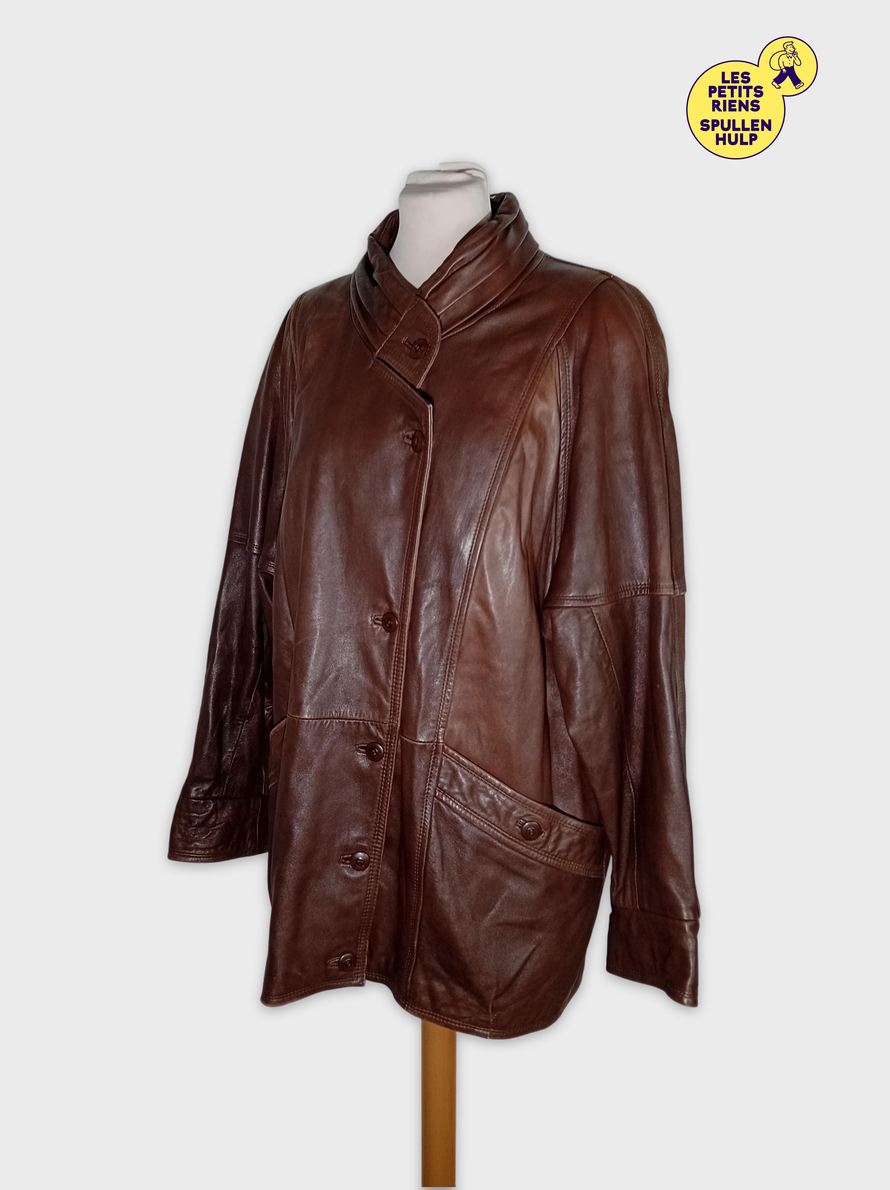 Acheter Veste cuir marron style officier XXL 44 16 Bon état - 48,00 € Veste cuir marron style officier XXL 44 16 Bon état - reconditionné disponible sur Label Emmaüs