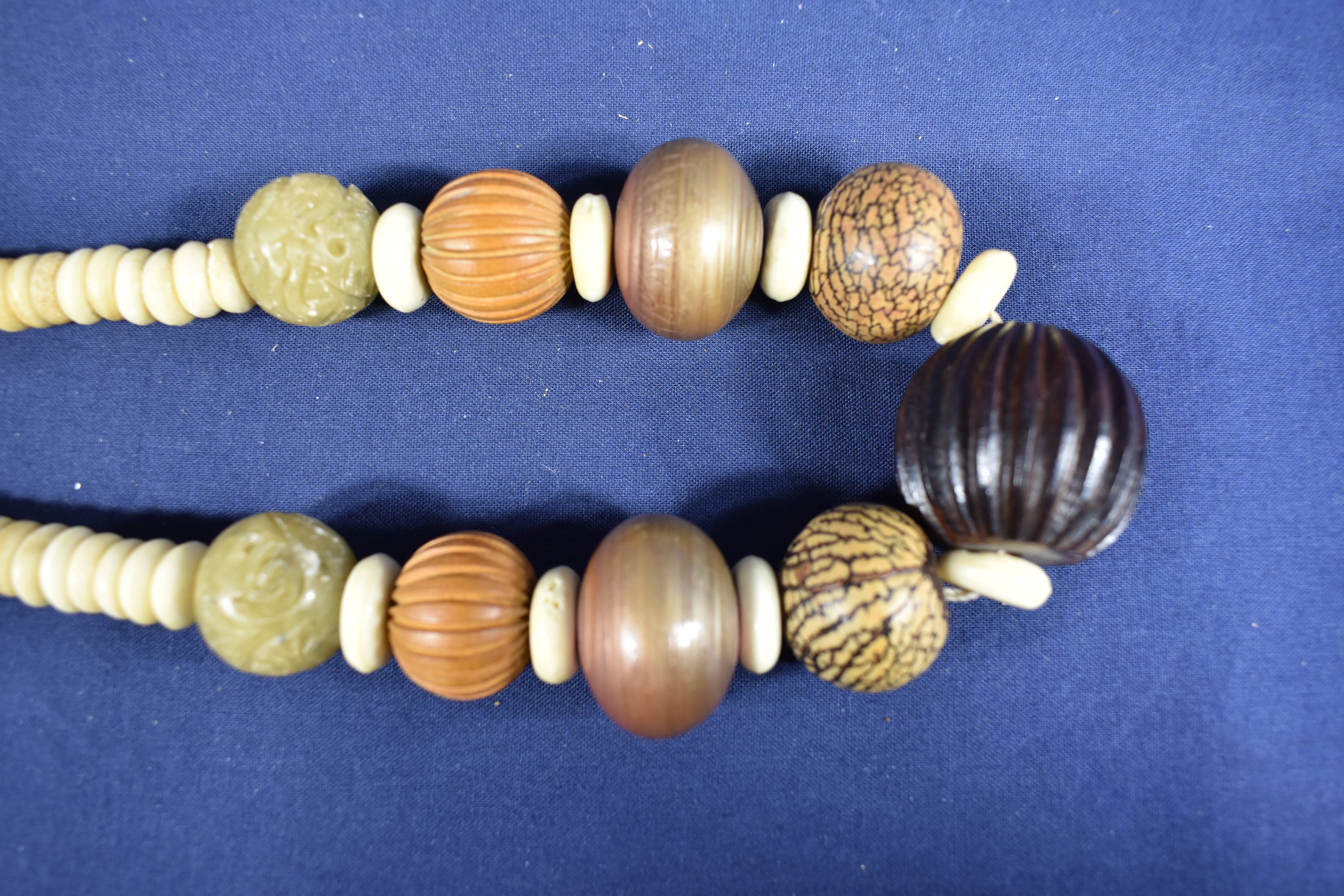 2 colliers à grosses perles en pierre et résine. Longueur 25 cm Bon état - Vue 3 - 